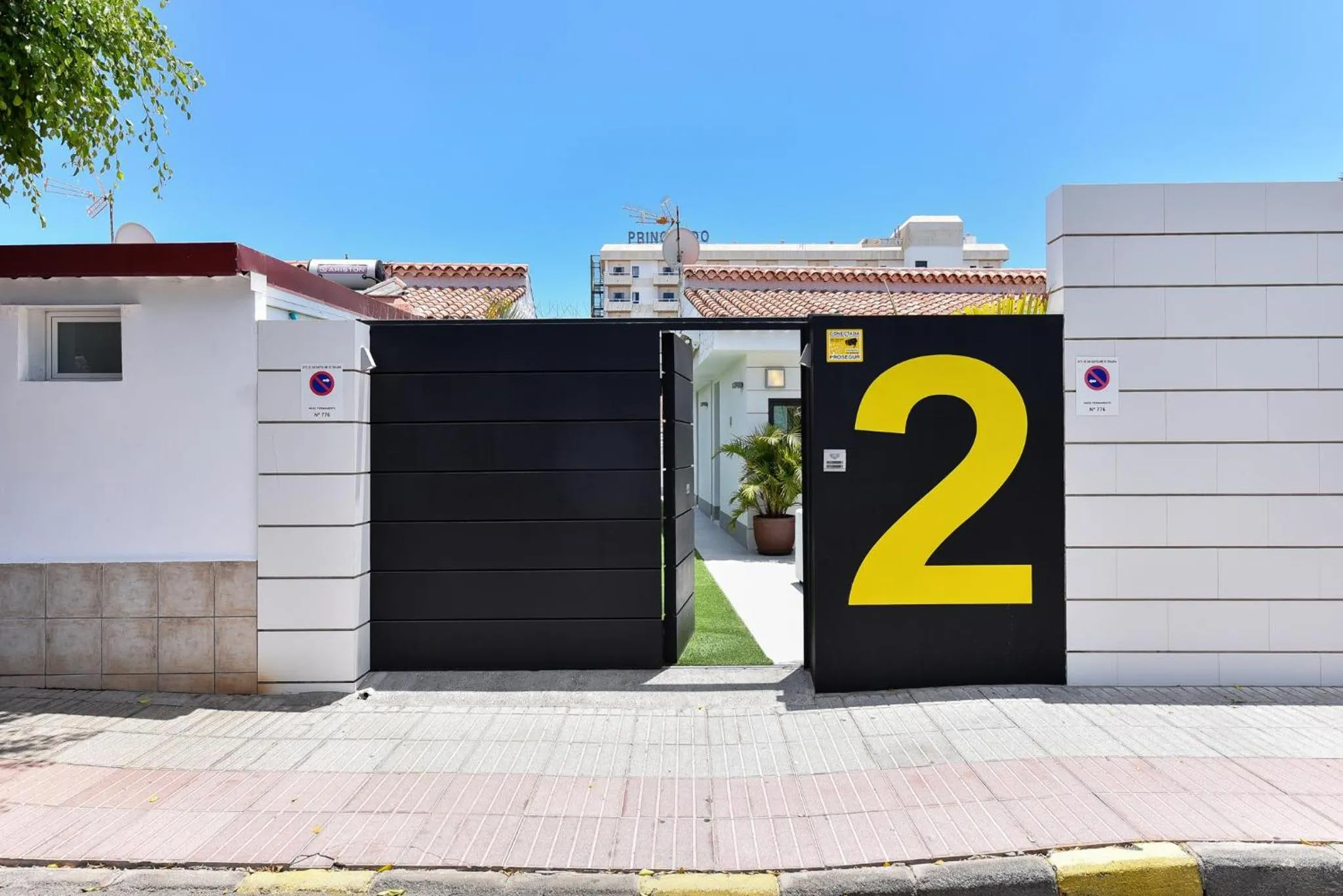 Facade/entrance in Cozy bungalow for 6 in Playa del Inglés GD04 by VillaGranCanaria