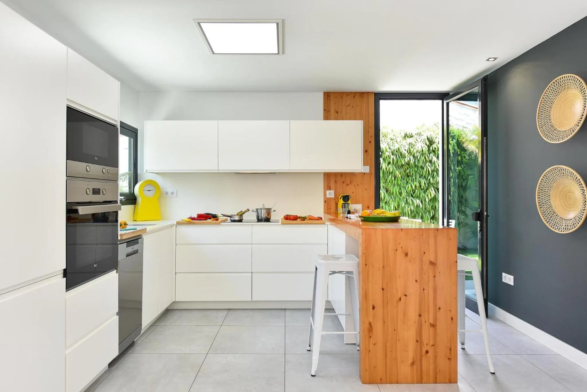 Kitchen or kitchenette in Cozy bungalow for 6 in Playa del Inglés GD04 by VillaGranCanaria