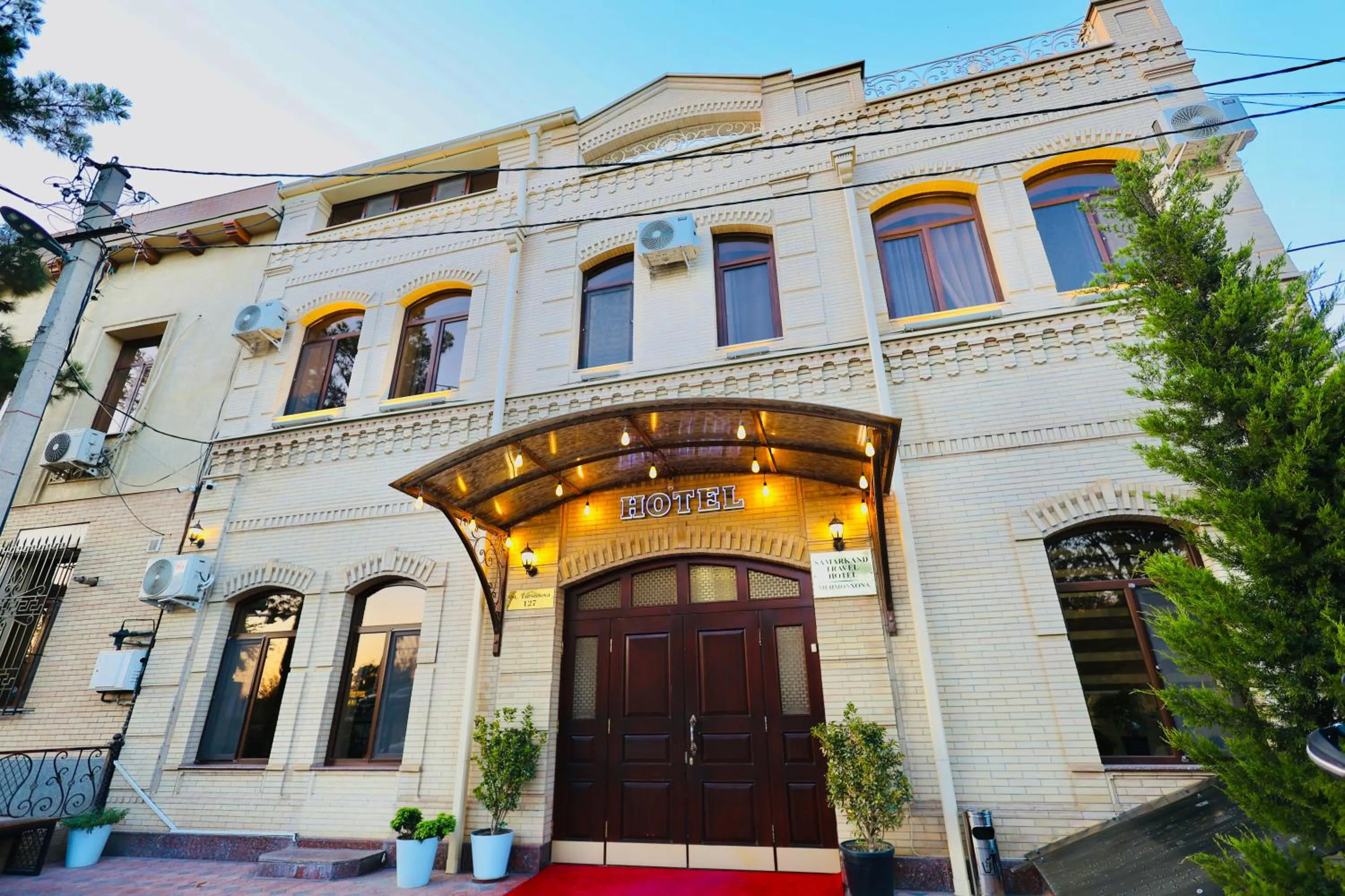 Facade/entrance in Samarkand Travel