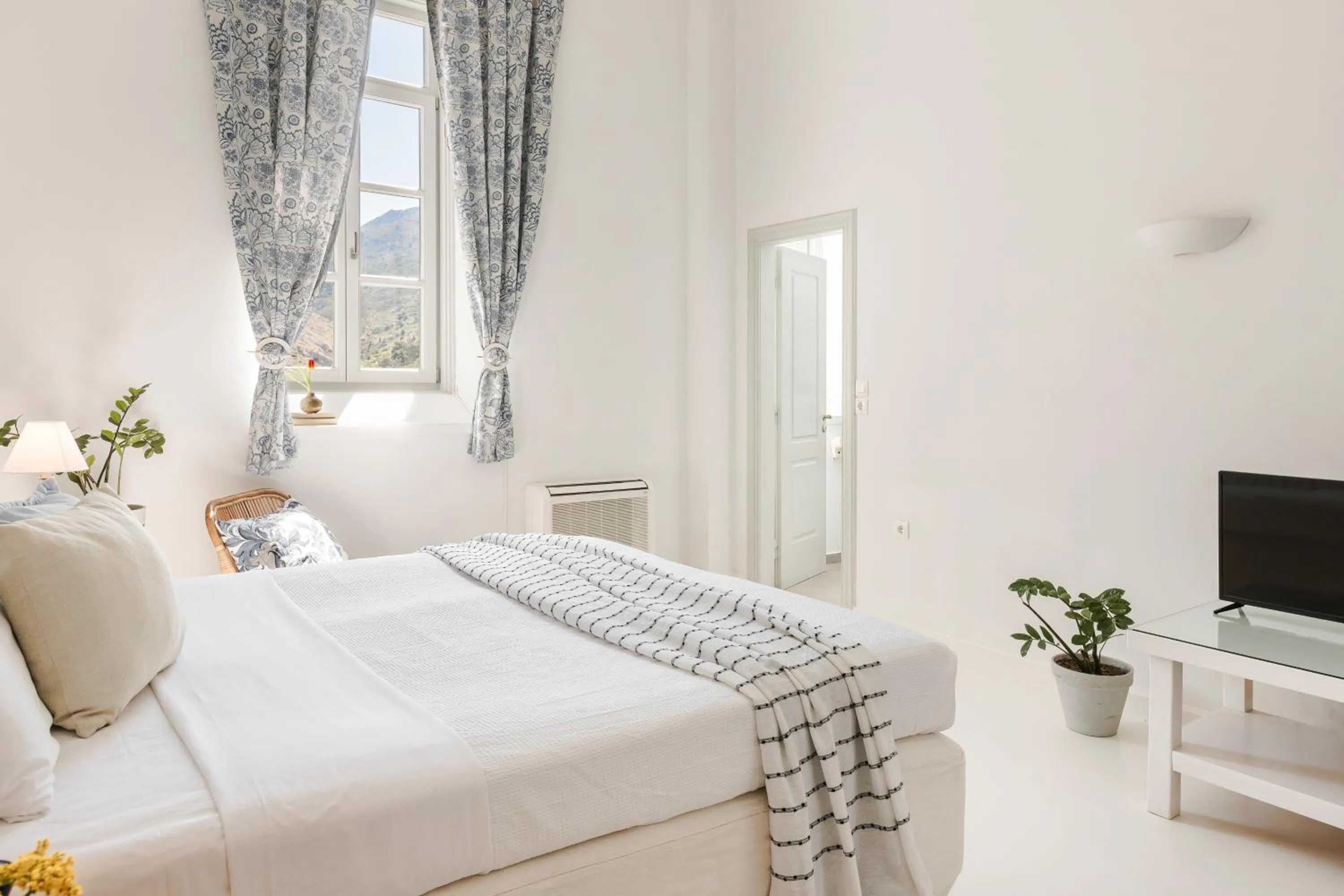 Bedroom, Bed in Hydra Hotel