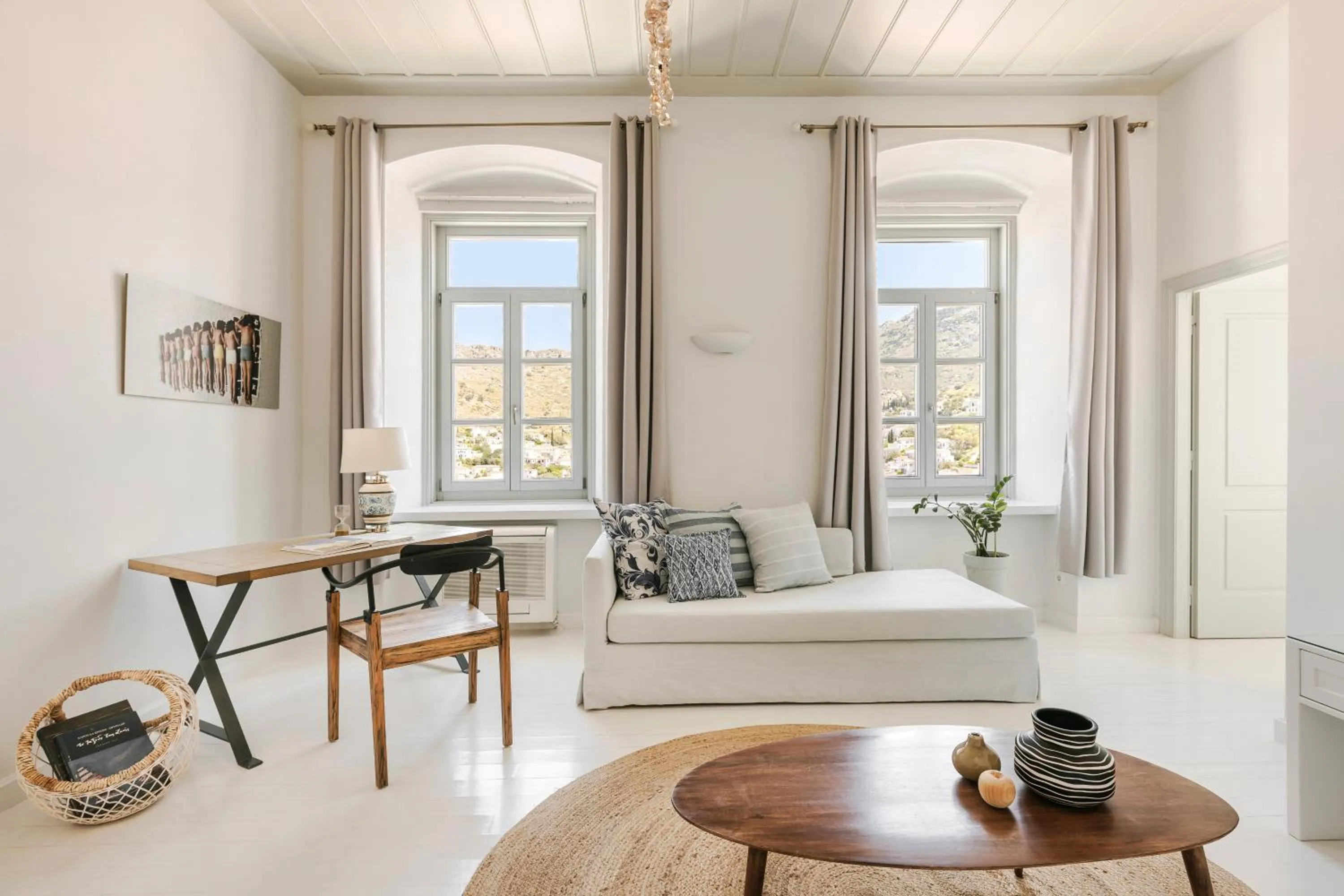 Living room, Bed in Hydra Hotel