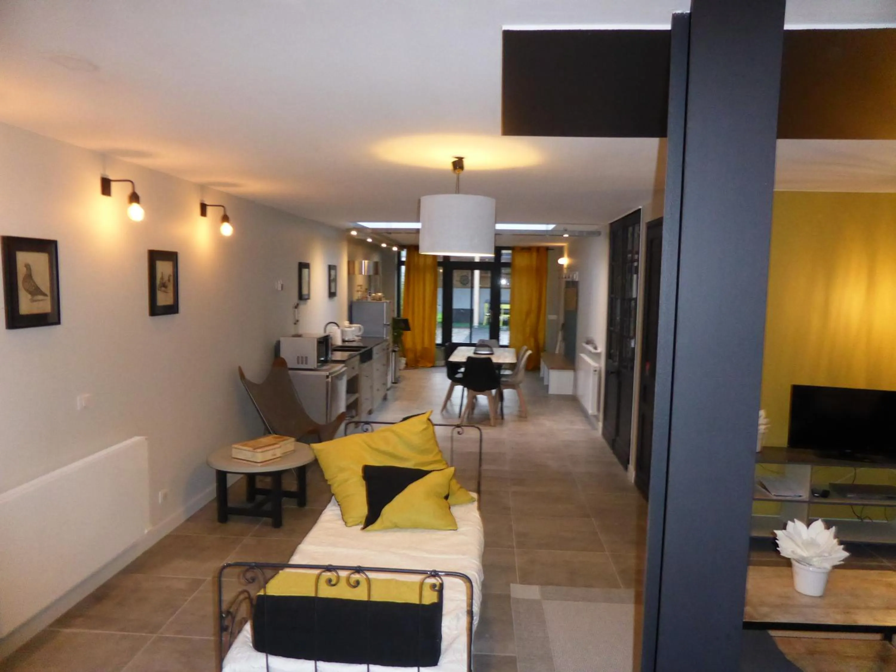 Kitchen or kitchenette, Bed in Chambres D´Hôtes Herbes Folles