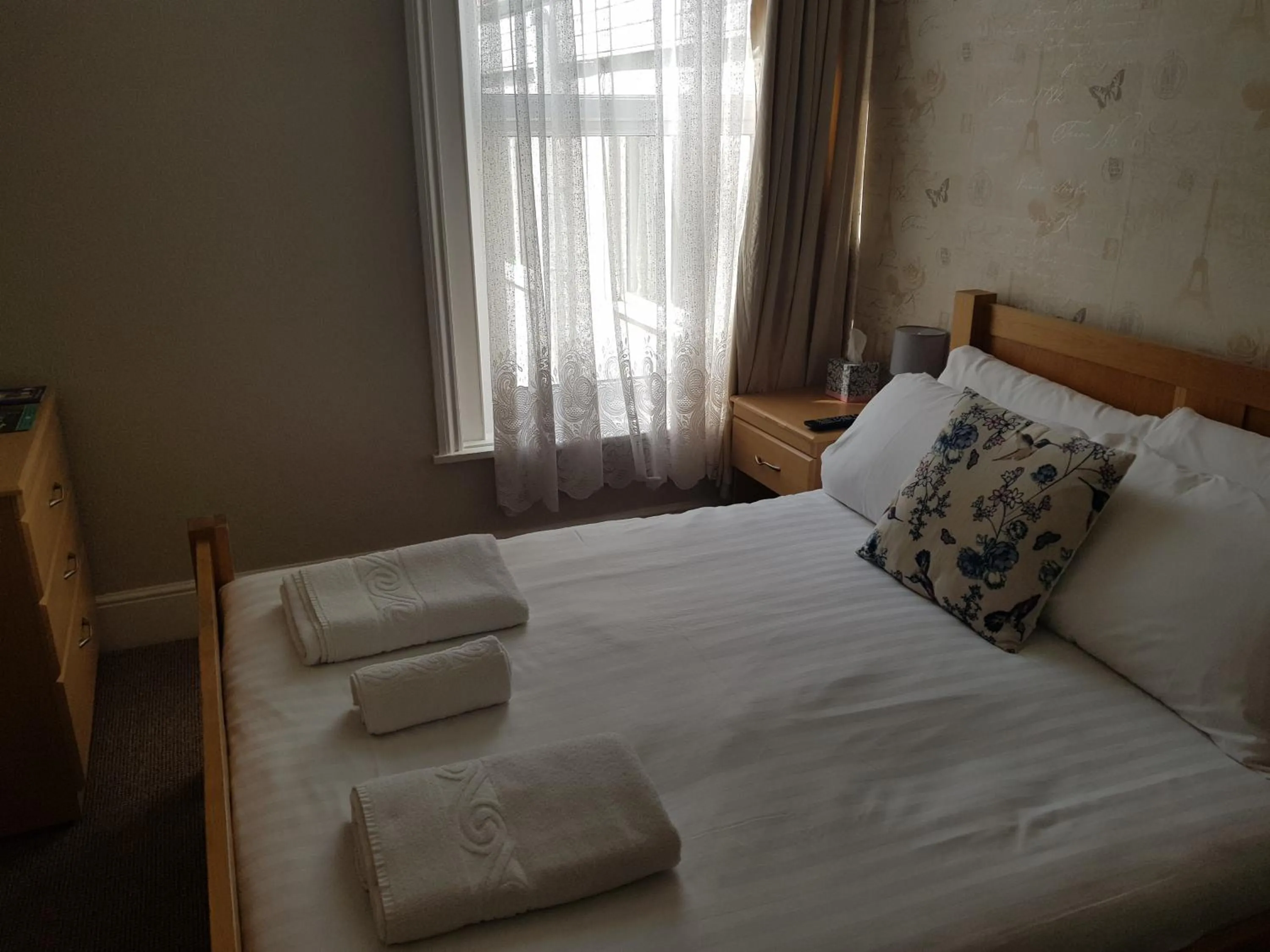 Photo of the whole room, Bed in Victoria Lodge