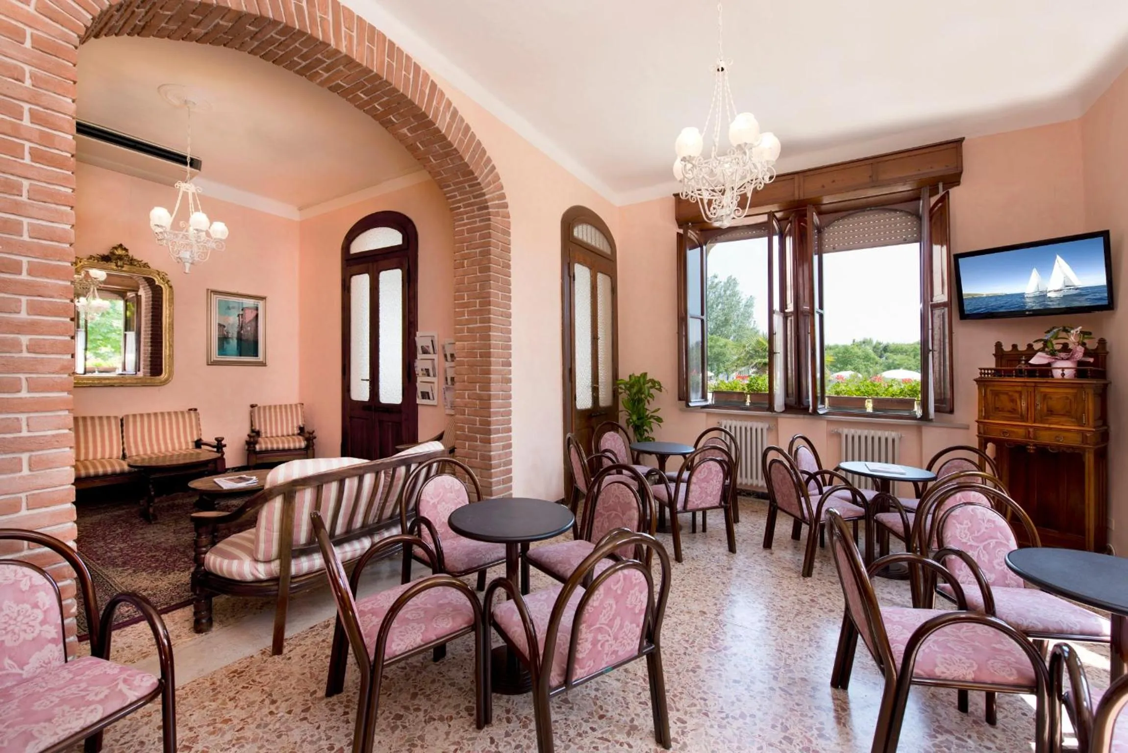 Communal lounge/ TV room in Hotel Stefania