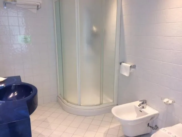 Shower in Hotel Oriente