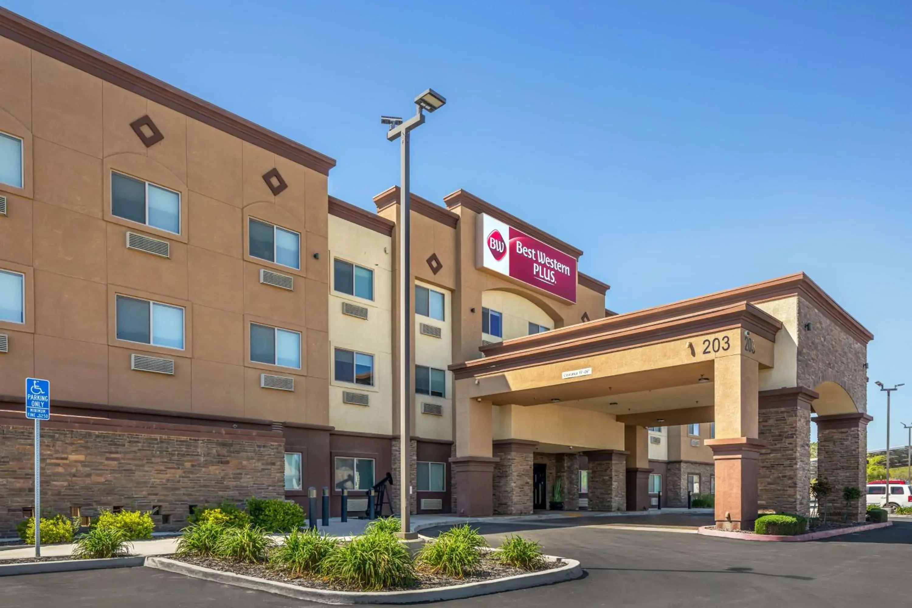 Property building in Best Western Plus Taft Inn Property building in Best Western Plus Taft Inn