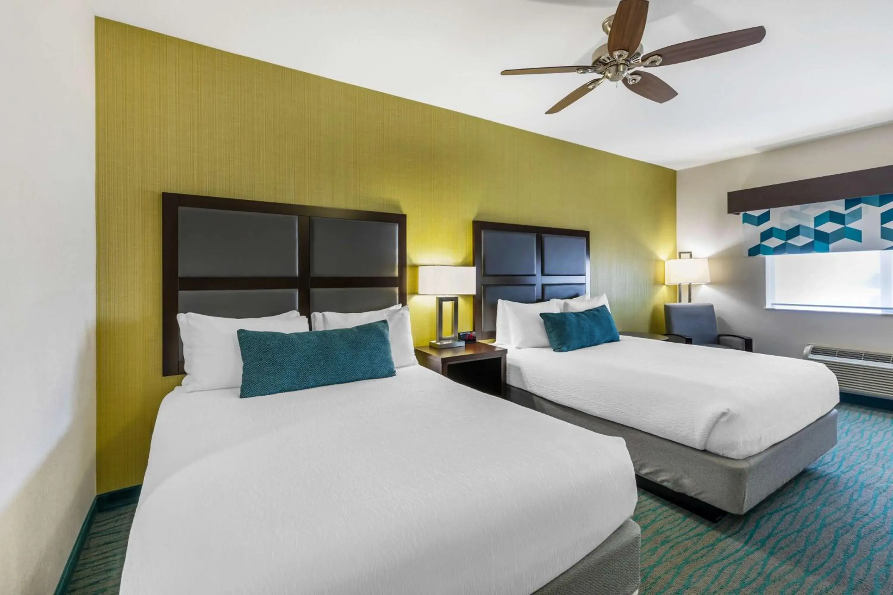 Queen Room with Two Queen Beds and Bath Tub - Disability Access in Best Western Plus Taft Inn Queen Room with Two Queen Beds and Bath Tub - Disability Access in Best Western Plus Taft Inn