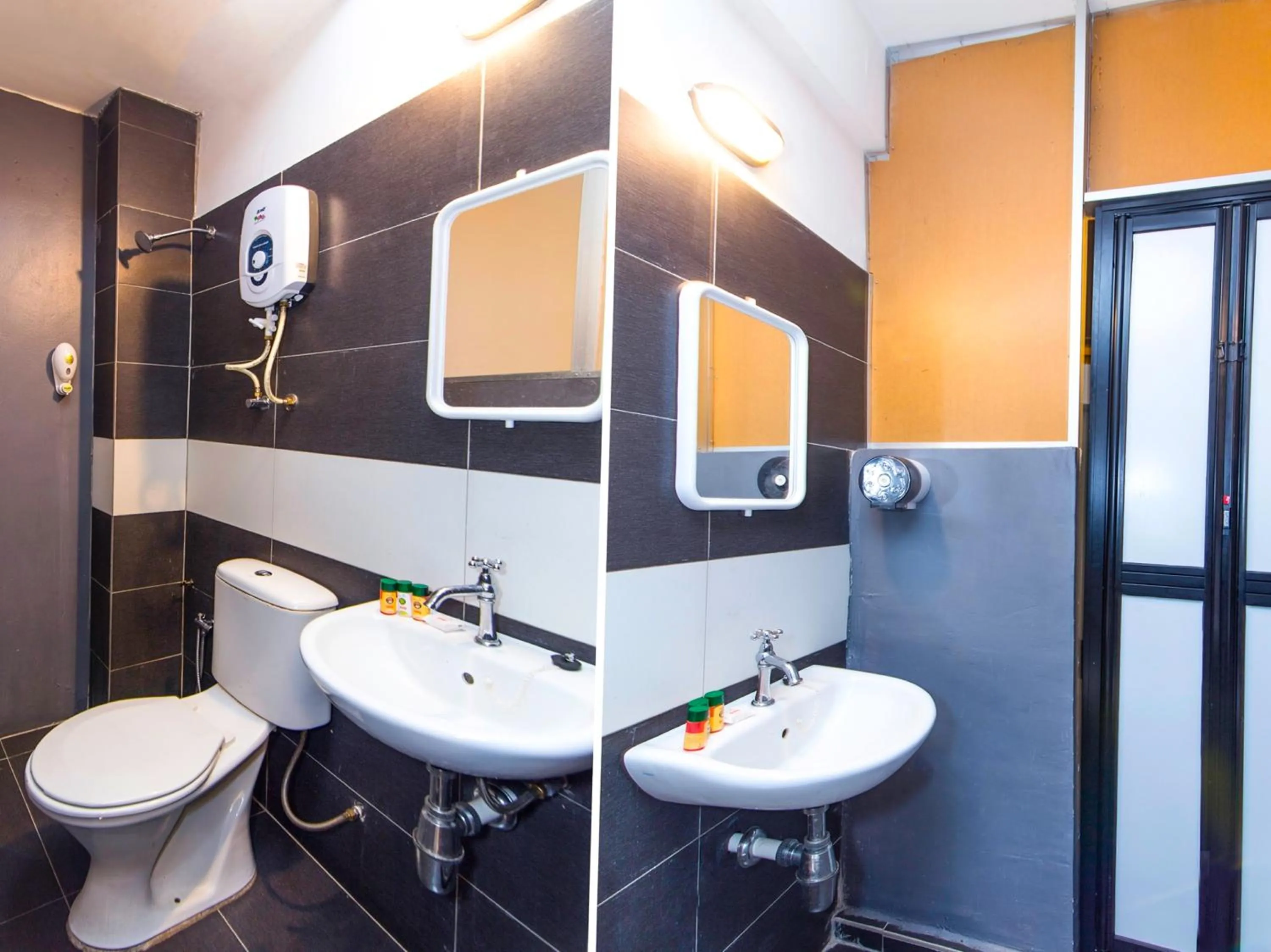 Bathroom in Super OYO 251 Intime Hotel