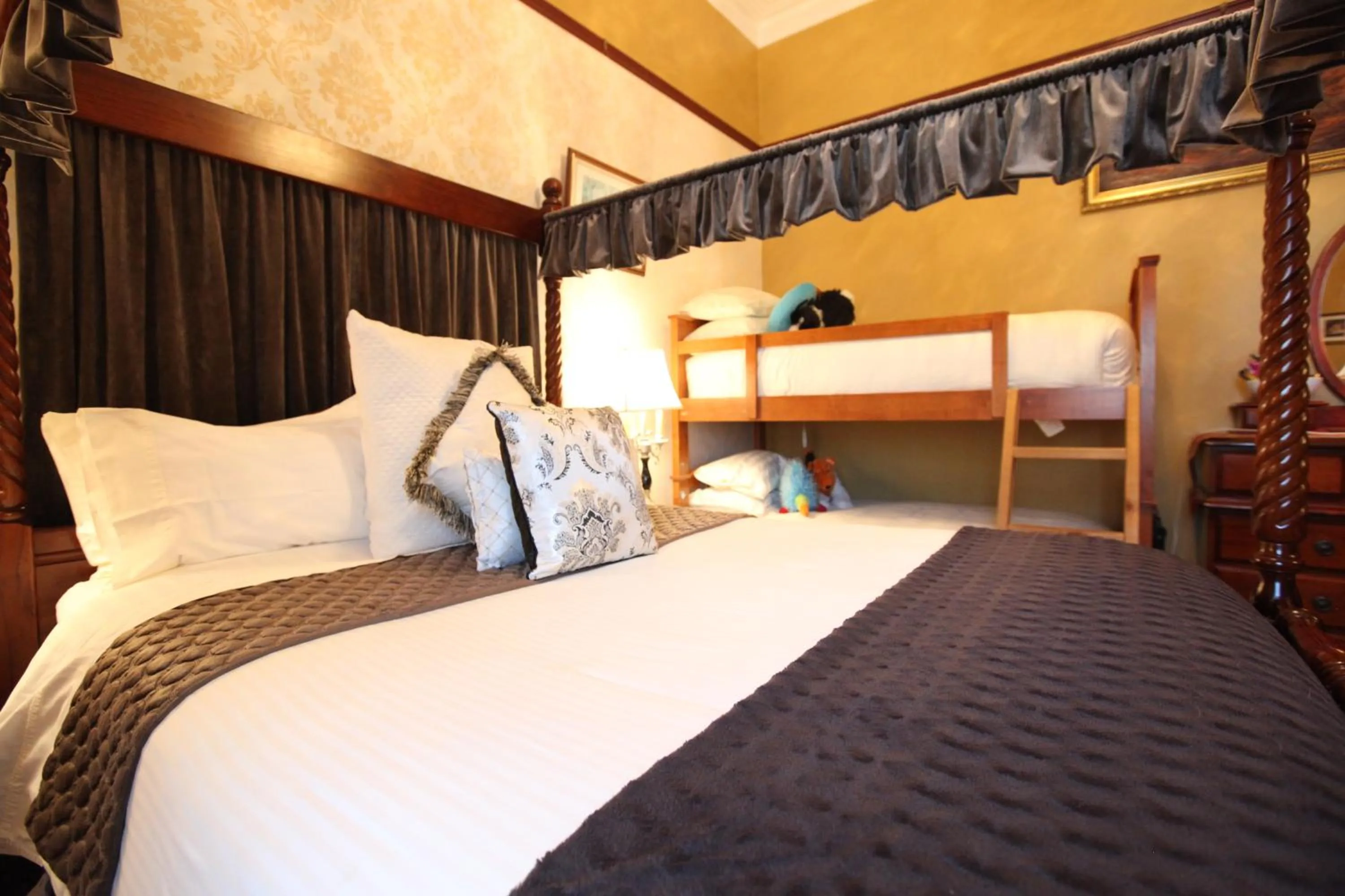 Bedroom, Bed in The Grand On Macfie