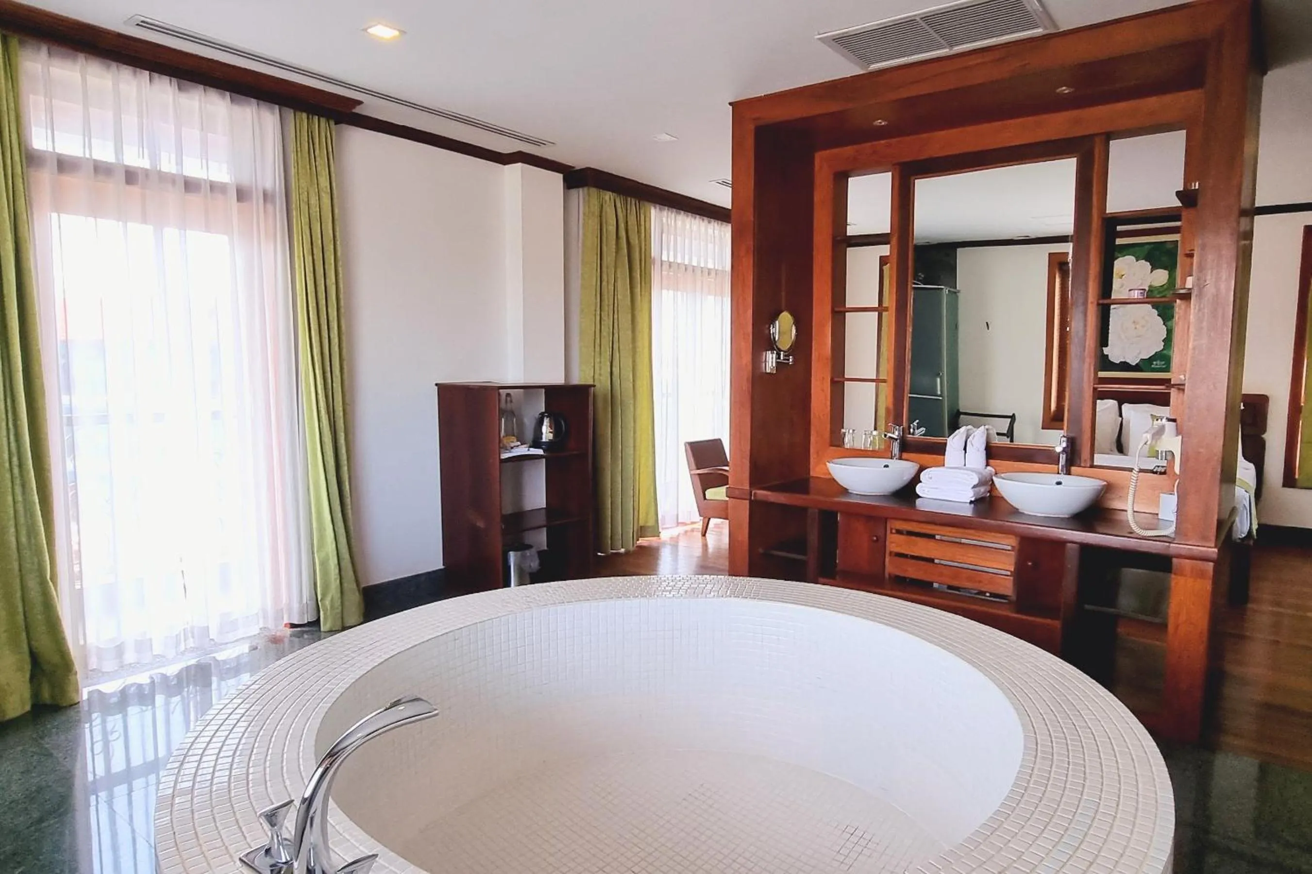 Hot Tub in Víd Angkor Boutique