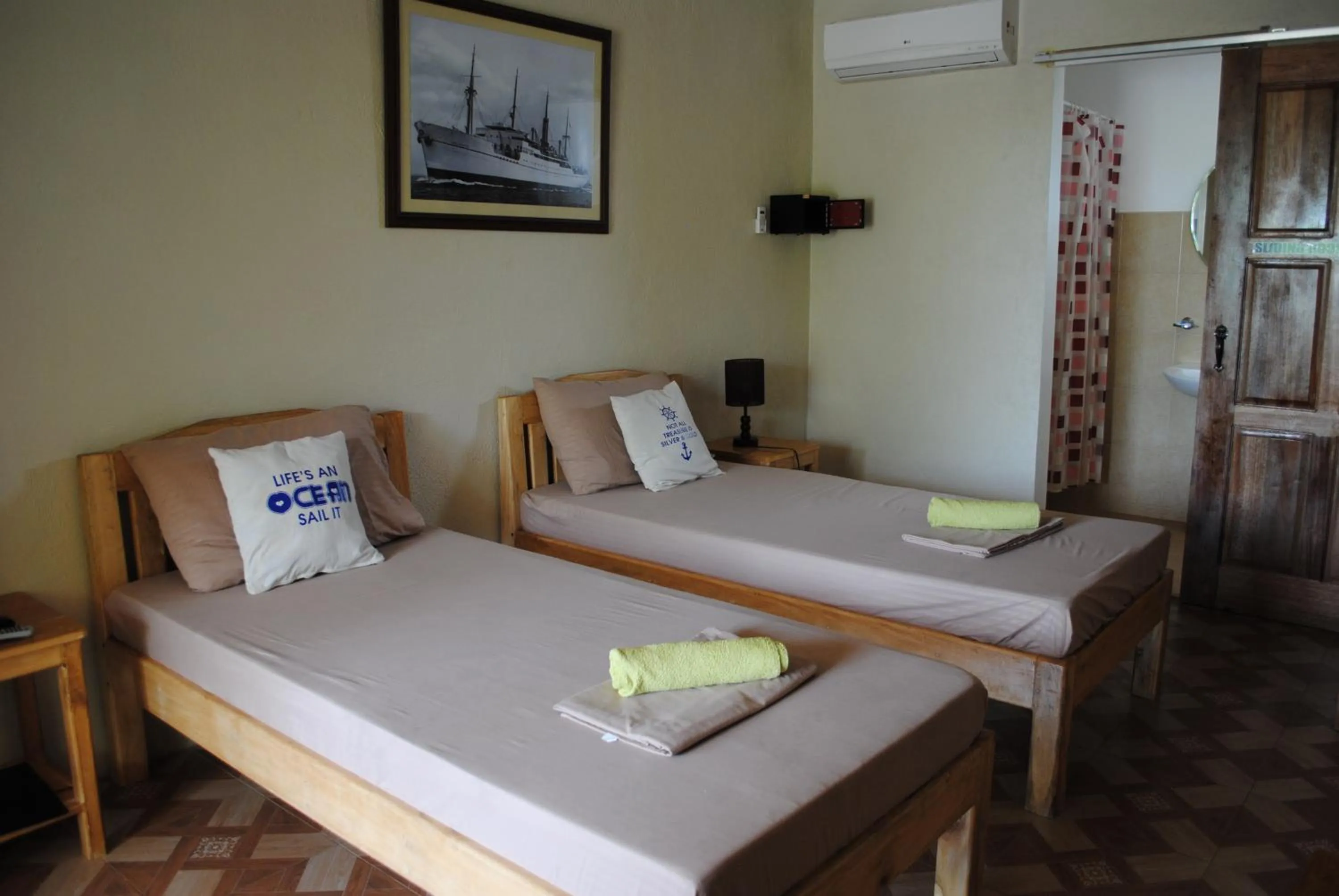 Bed in Captain's Lodge and Bar