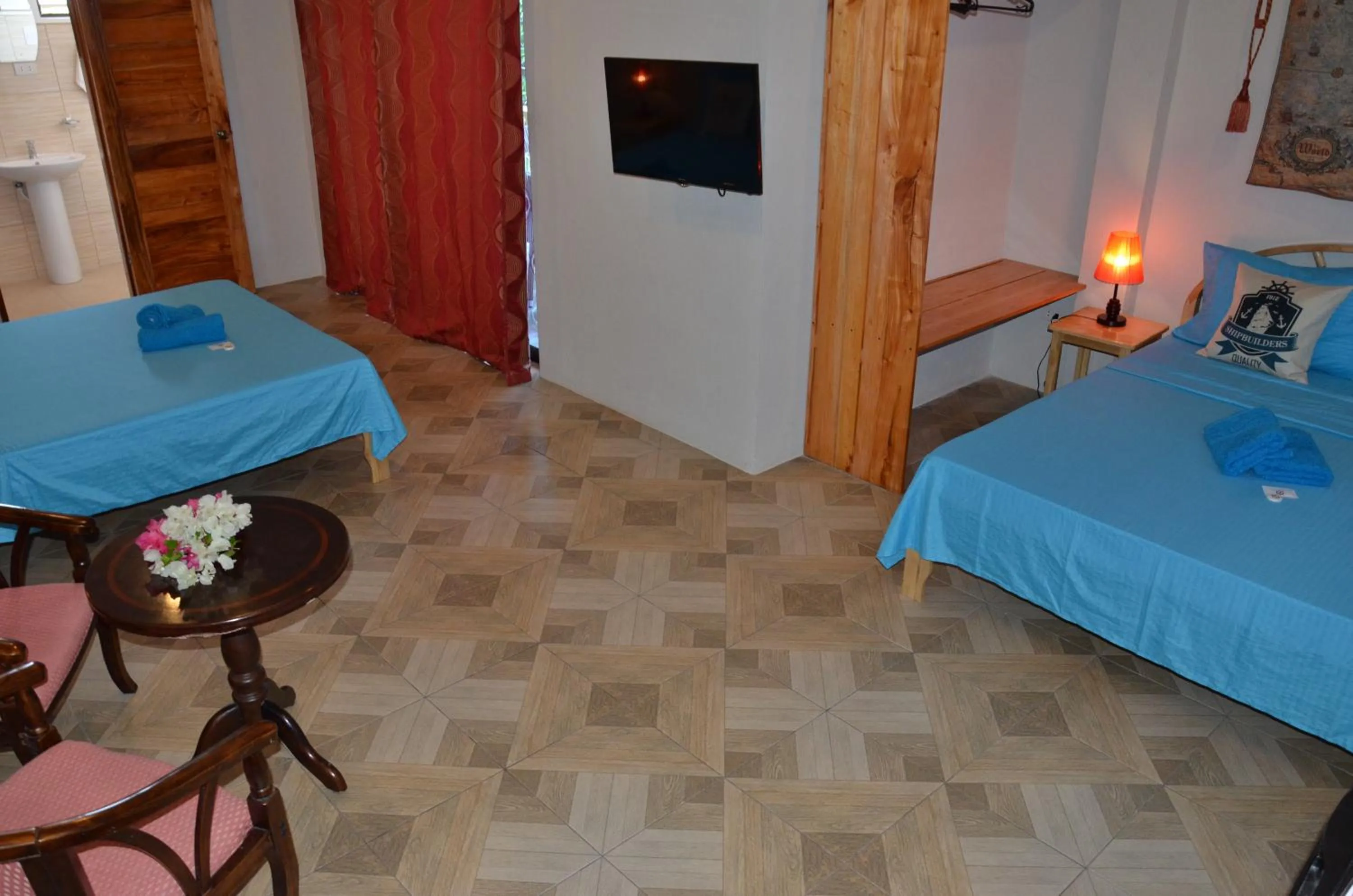 Photo of the whole room, Bed in Captain's Lodge and Bar