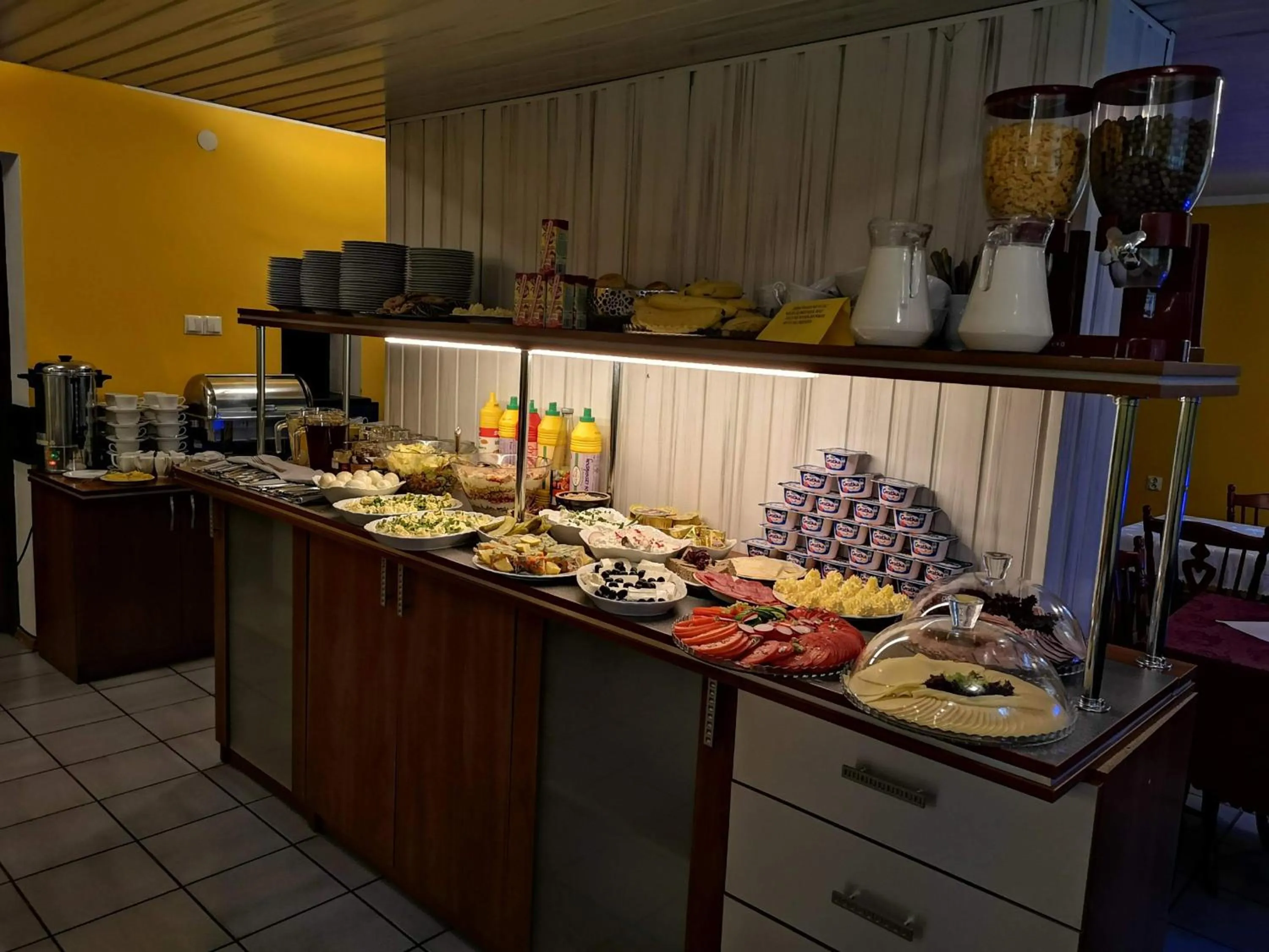 Buffet breakfast in Hotel Kakadu