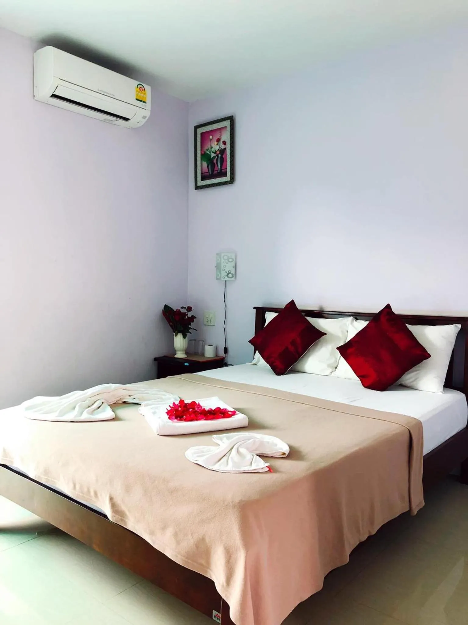 Photo of the whole room, Bed in zzeehouse