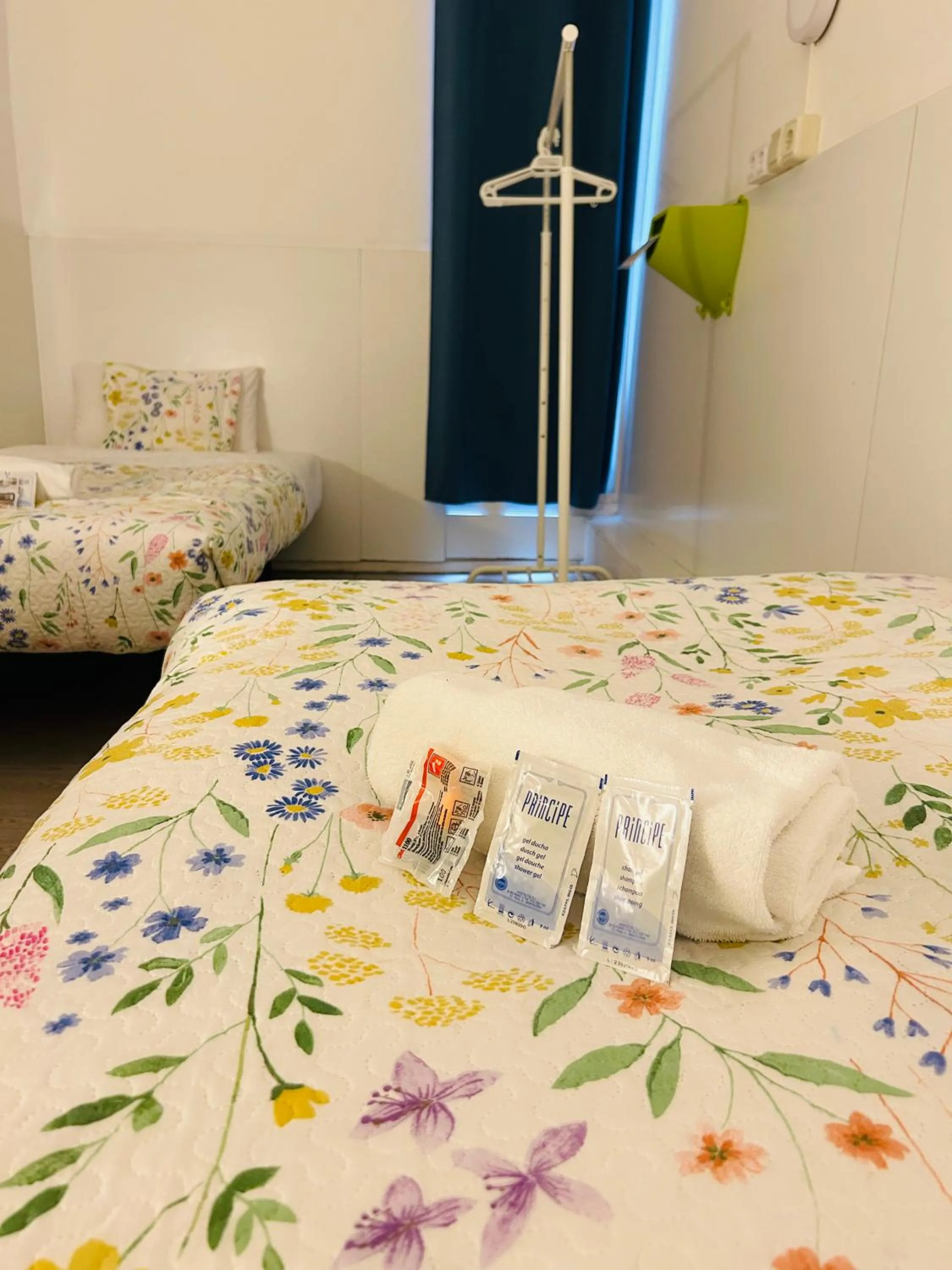 Bed in Central and Basic Universitat for YOUNG HOSTEL