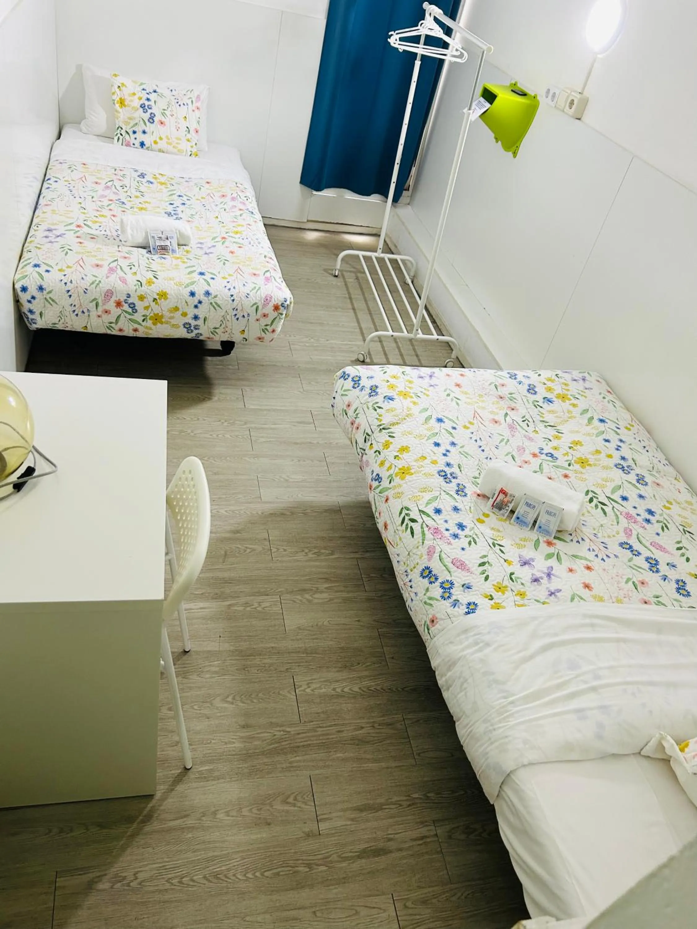 Bed in Central and Basic Universitat for YOUNG HOSTEL