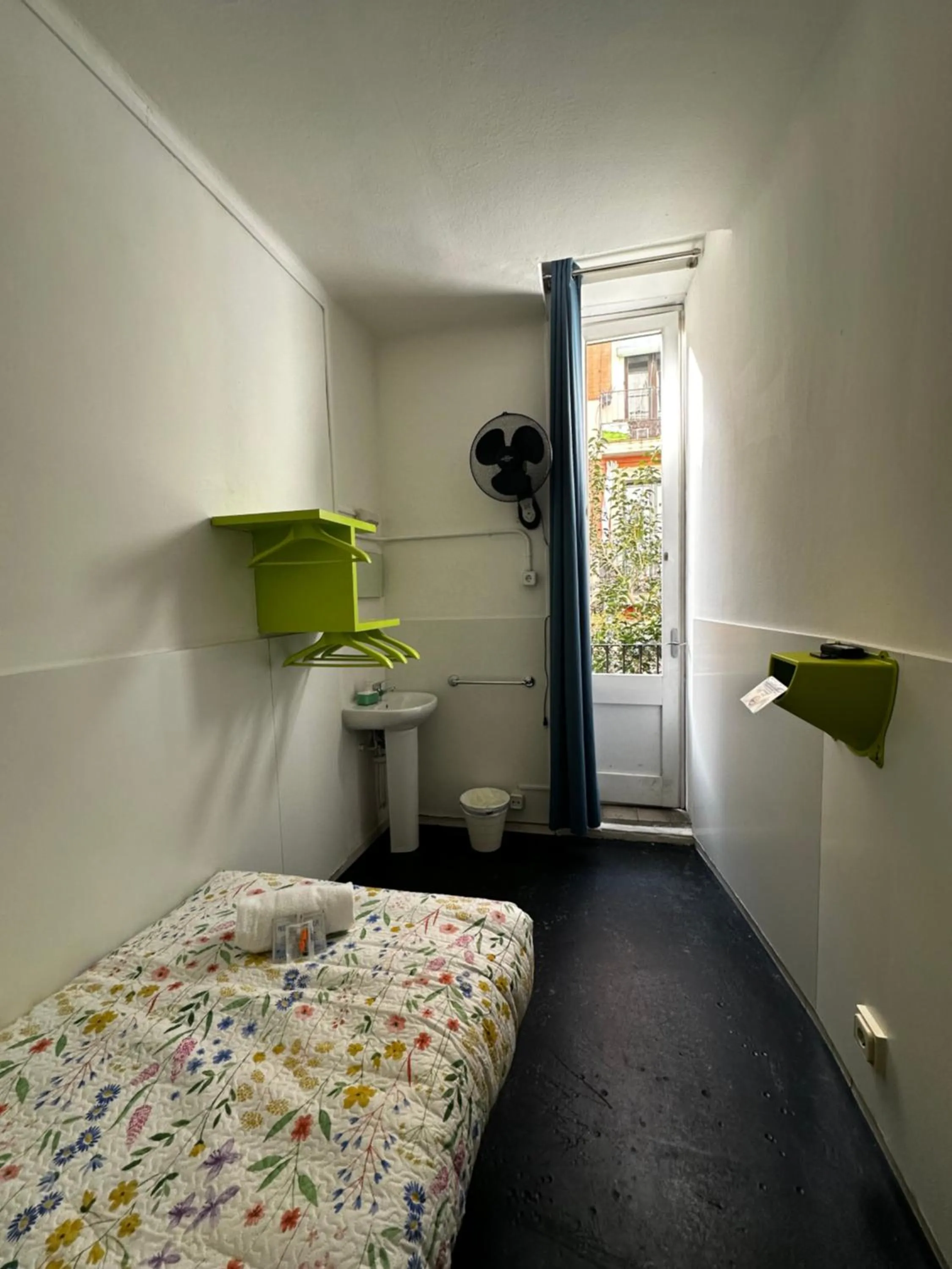 Bed in Central and Basic Universitat for YOUNG HOSTEL