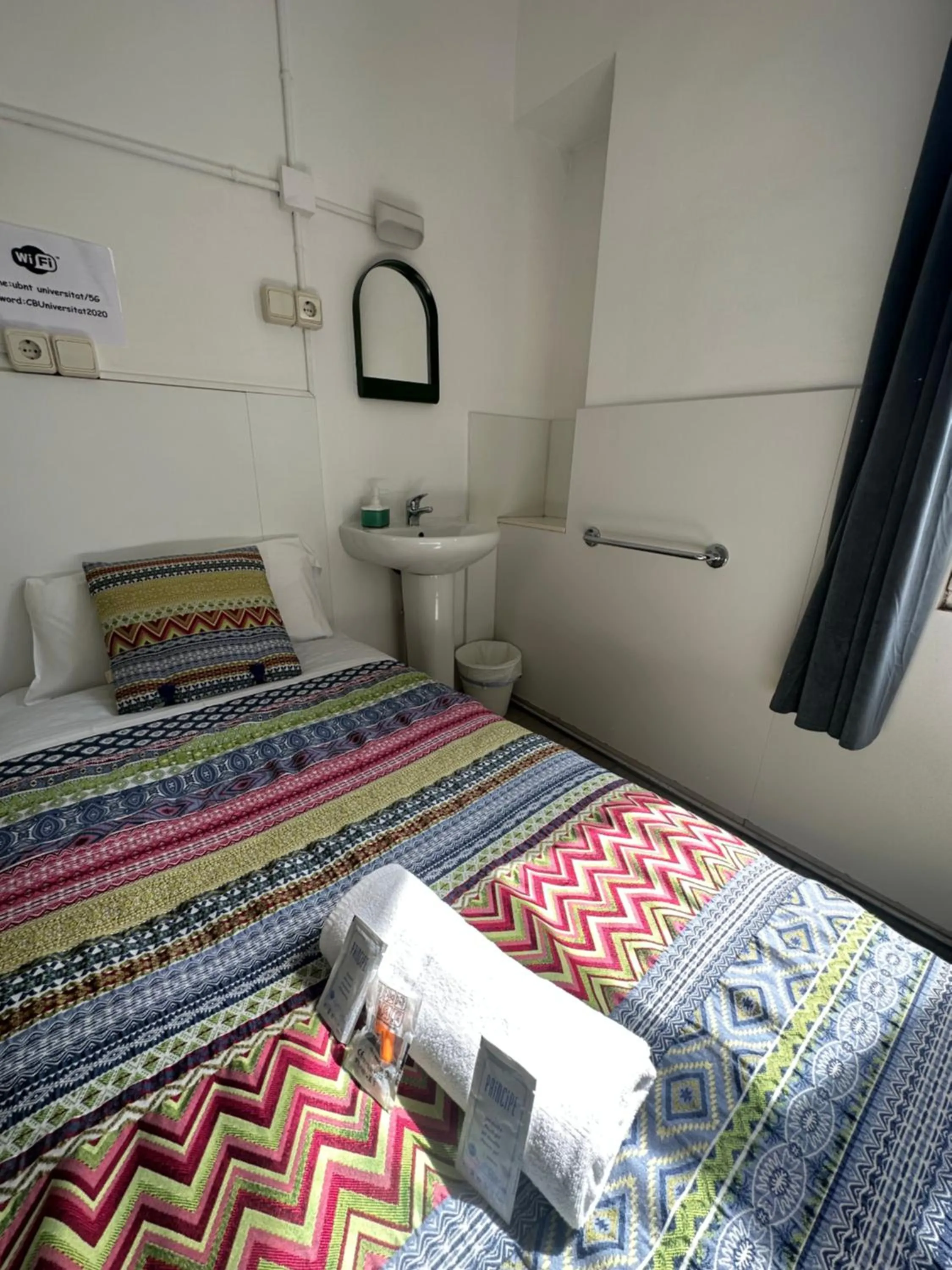 Bed in Central and Basic Universitat for YOUNG HOSTEL