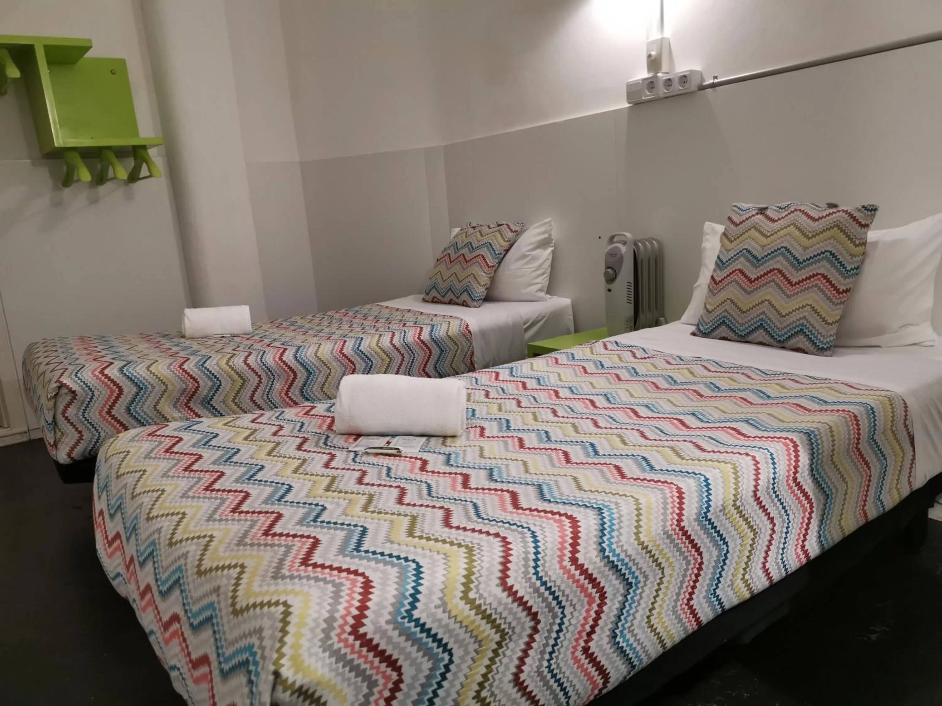 Bed in Central and Basic Universitat for YOUNG HOSTEL