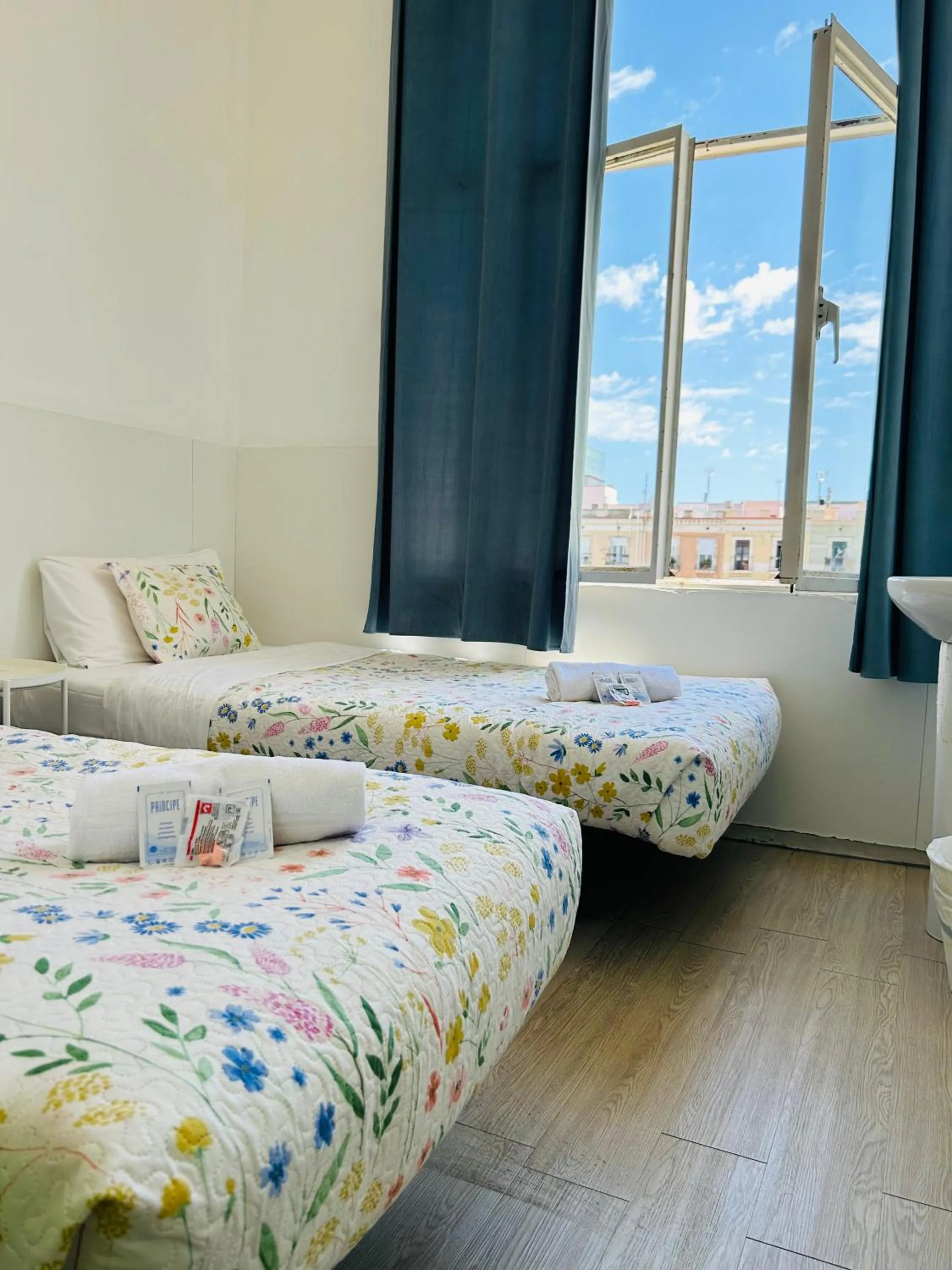 Bed in Central and Basic Universitat for YOUNG HOSTEL