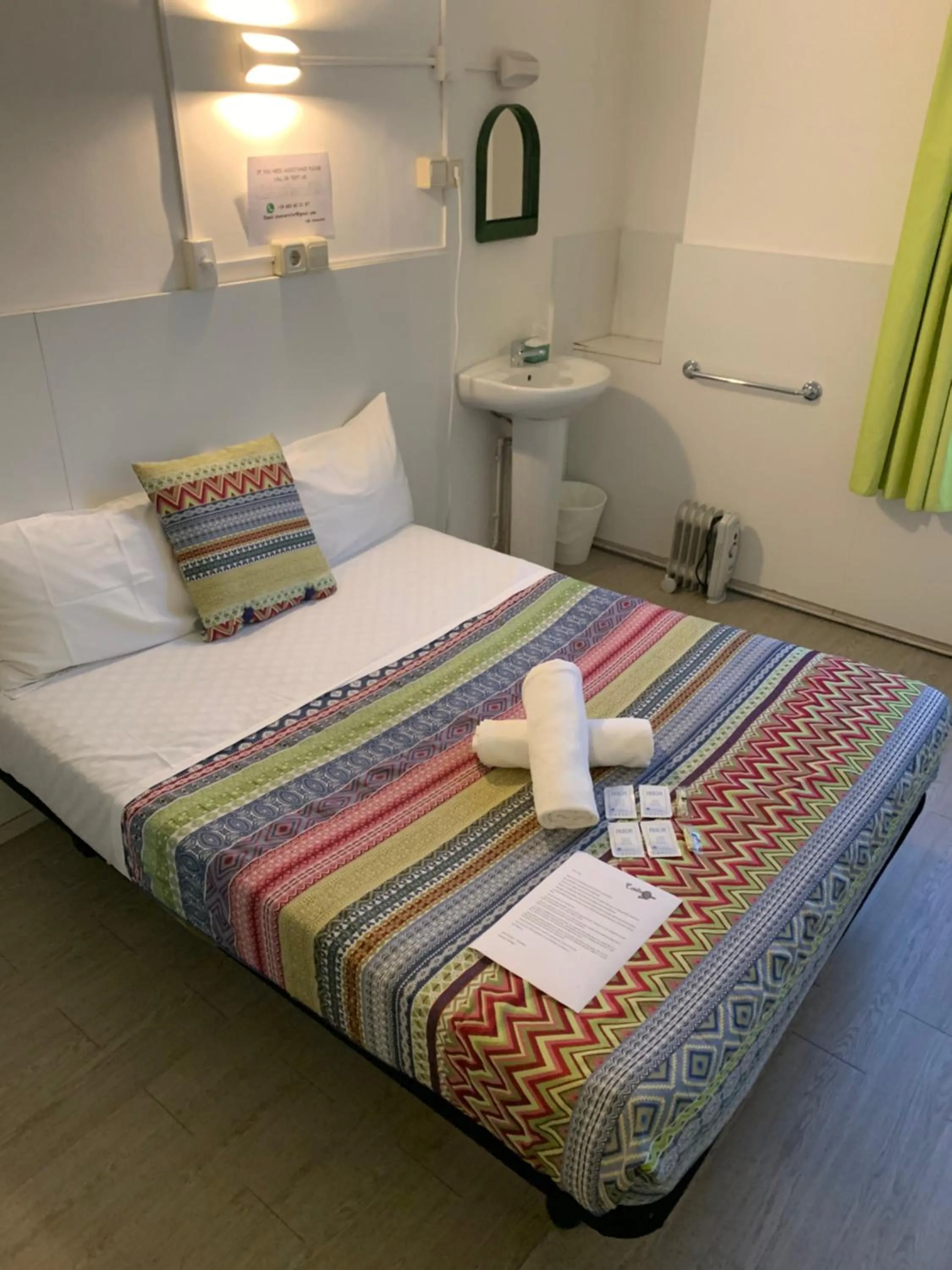 Bed in Central and Basic Universitat for YOUNG HOSTEL