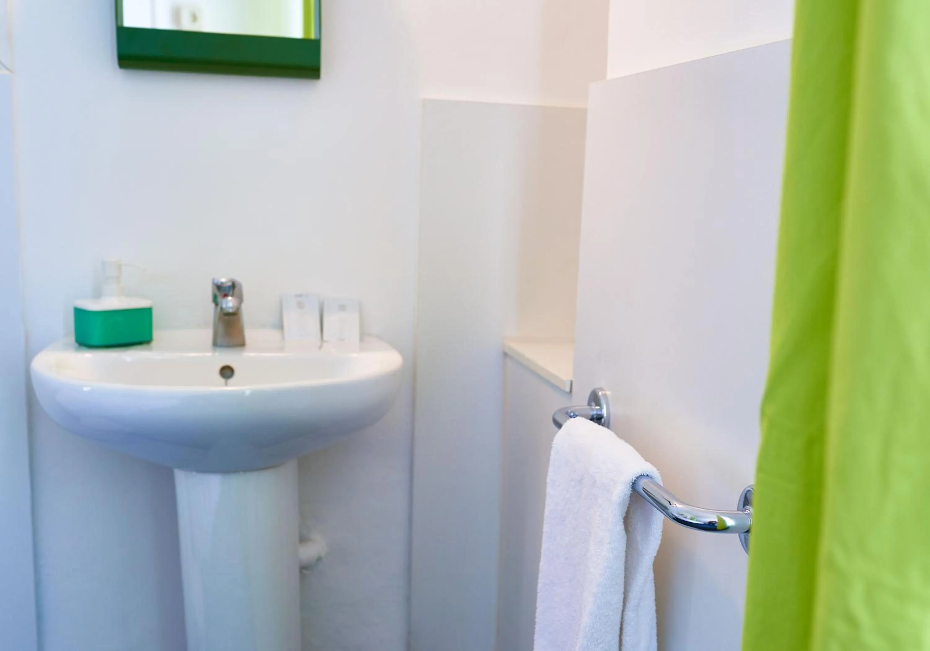 Shower in Central and Basic Universitat for YOUNG HOSTEL