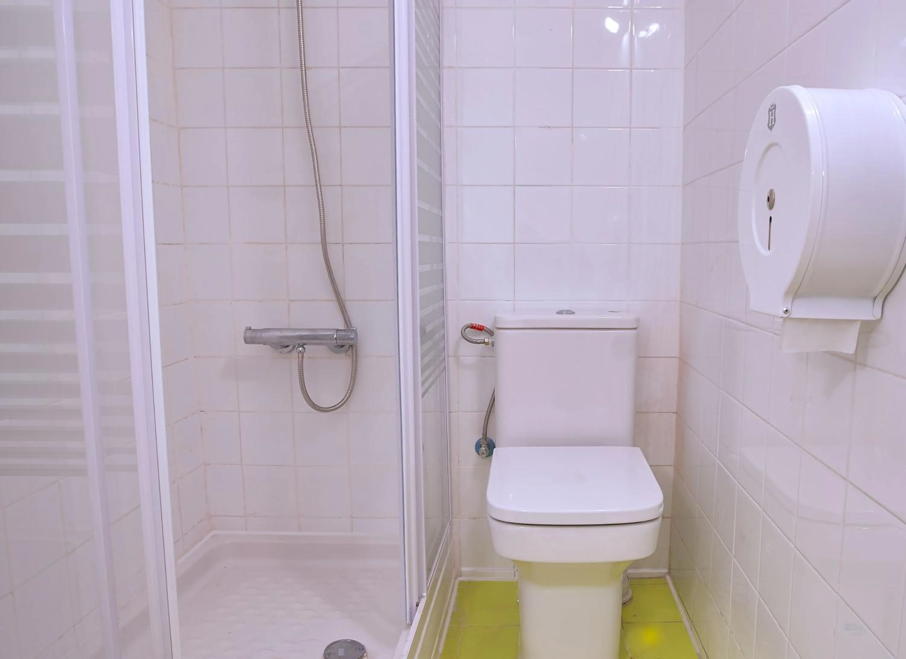 Shower in Central and Basic Universitat for YOUNG HOSTEL