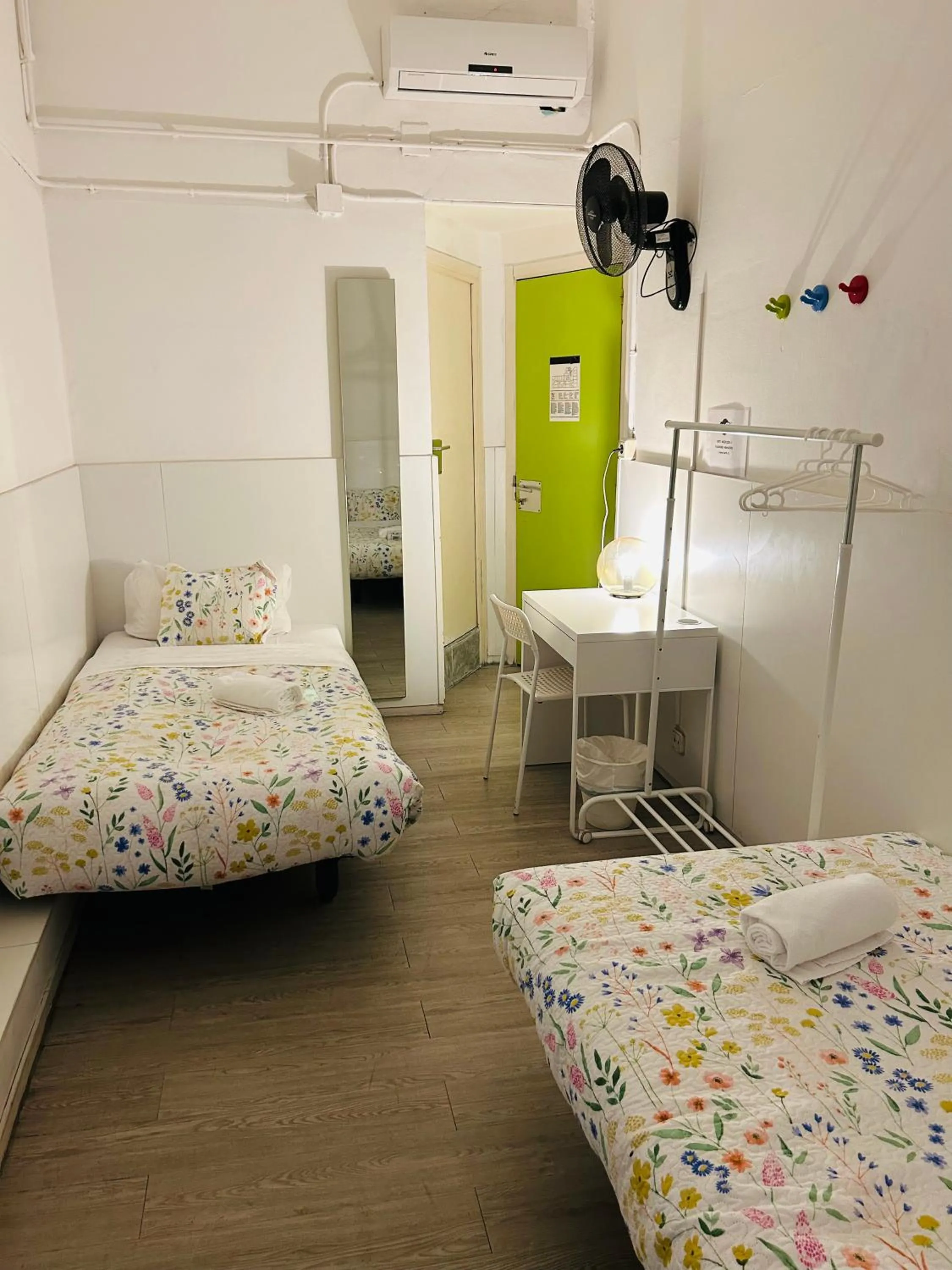 Bed in Central and Basic Universitat for YOUNG HOSTEL