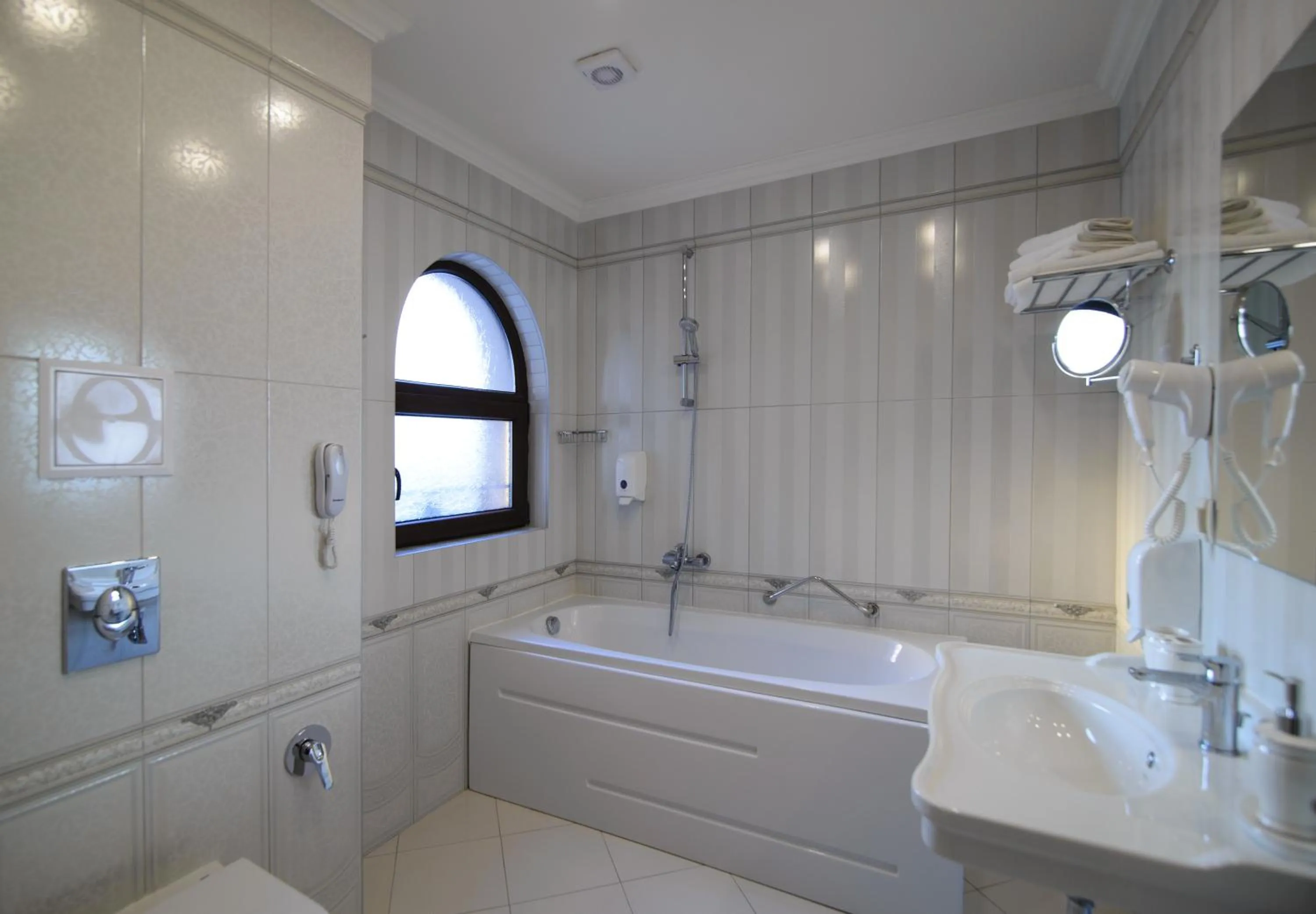 Bathroom in Sunny Castle Hotel - All Inclusive, Beach and Free parking