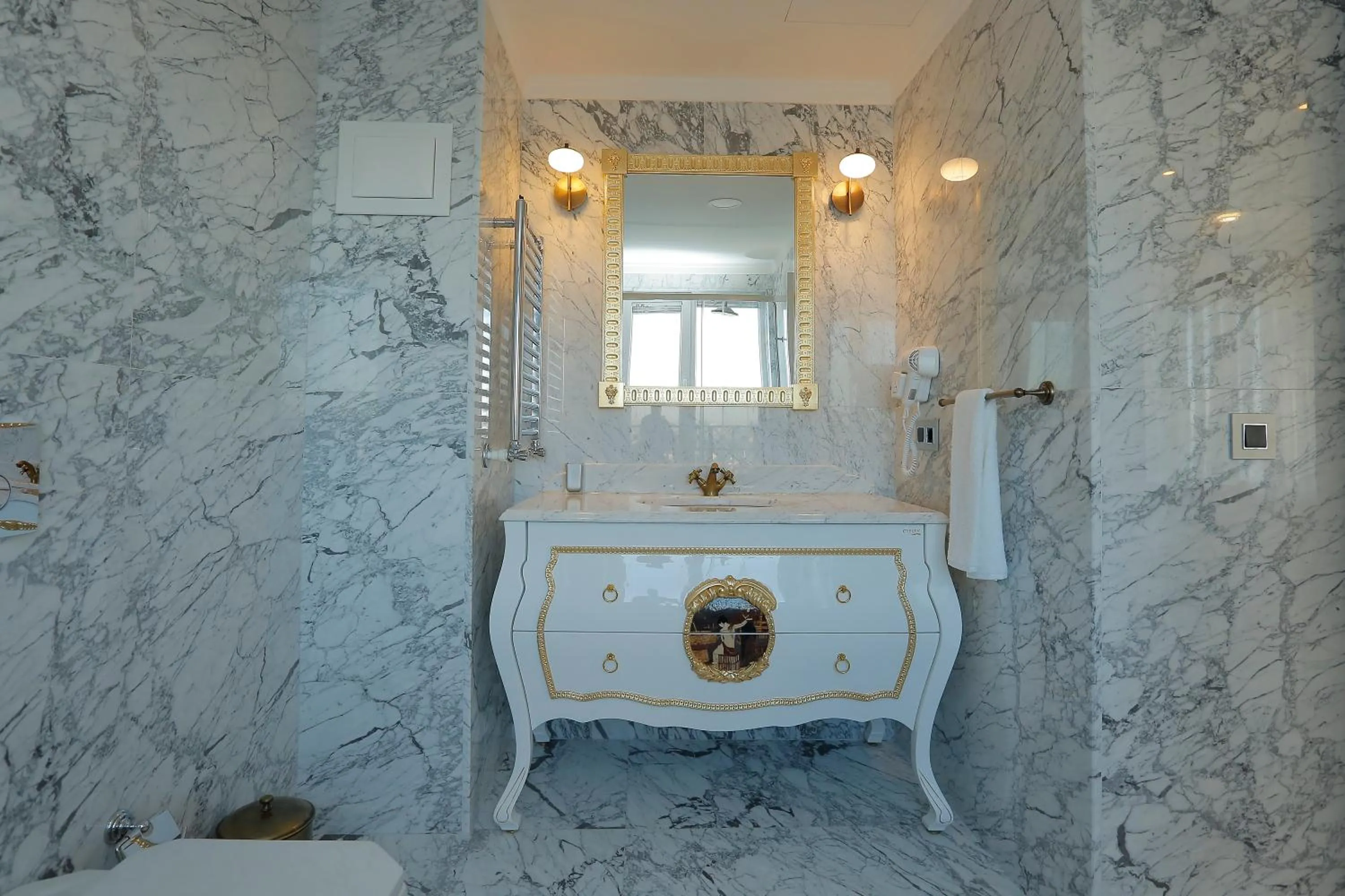 Bathroom in Art Nouveau Pera