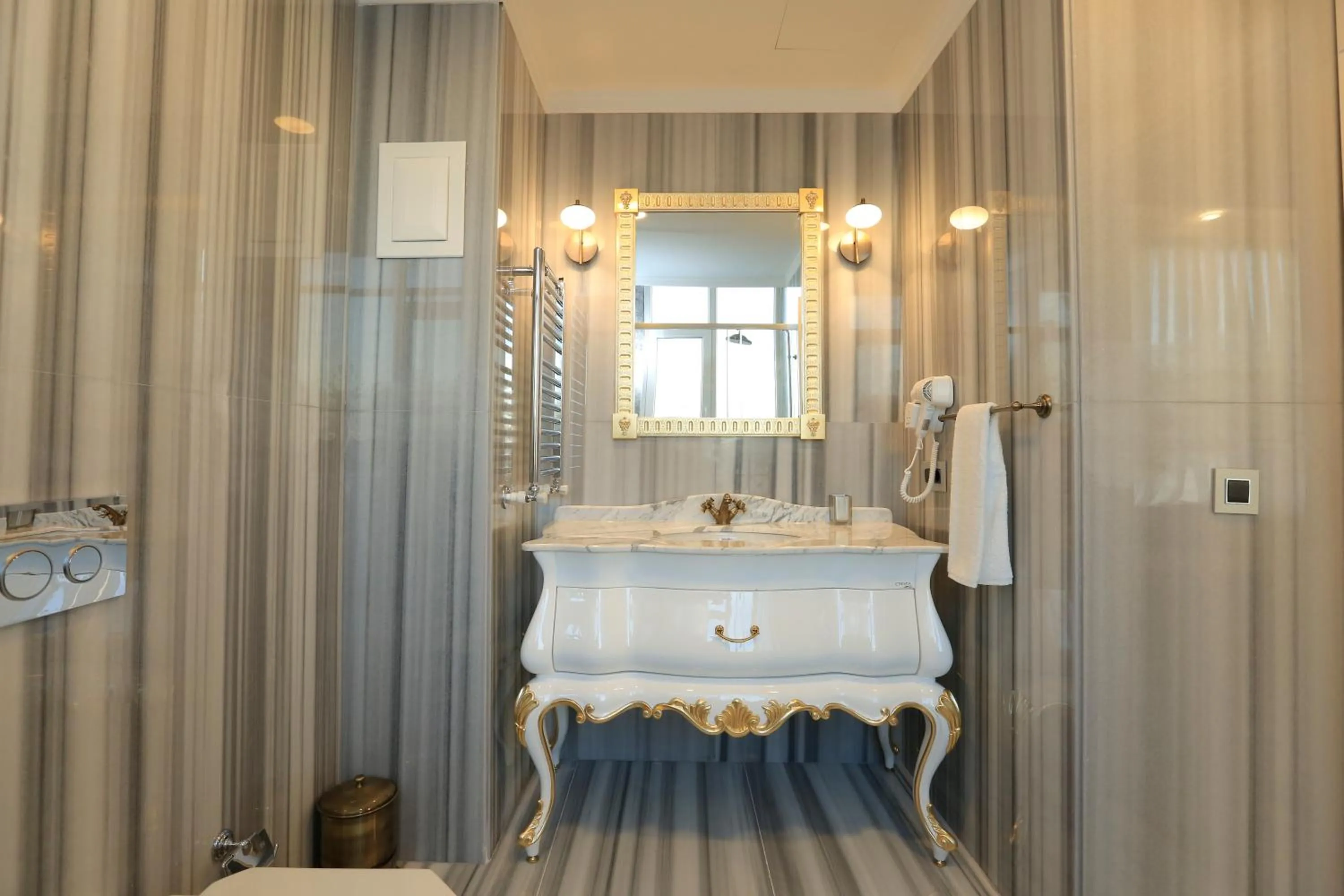 Bathroom in Art Nouveau Pera