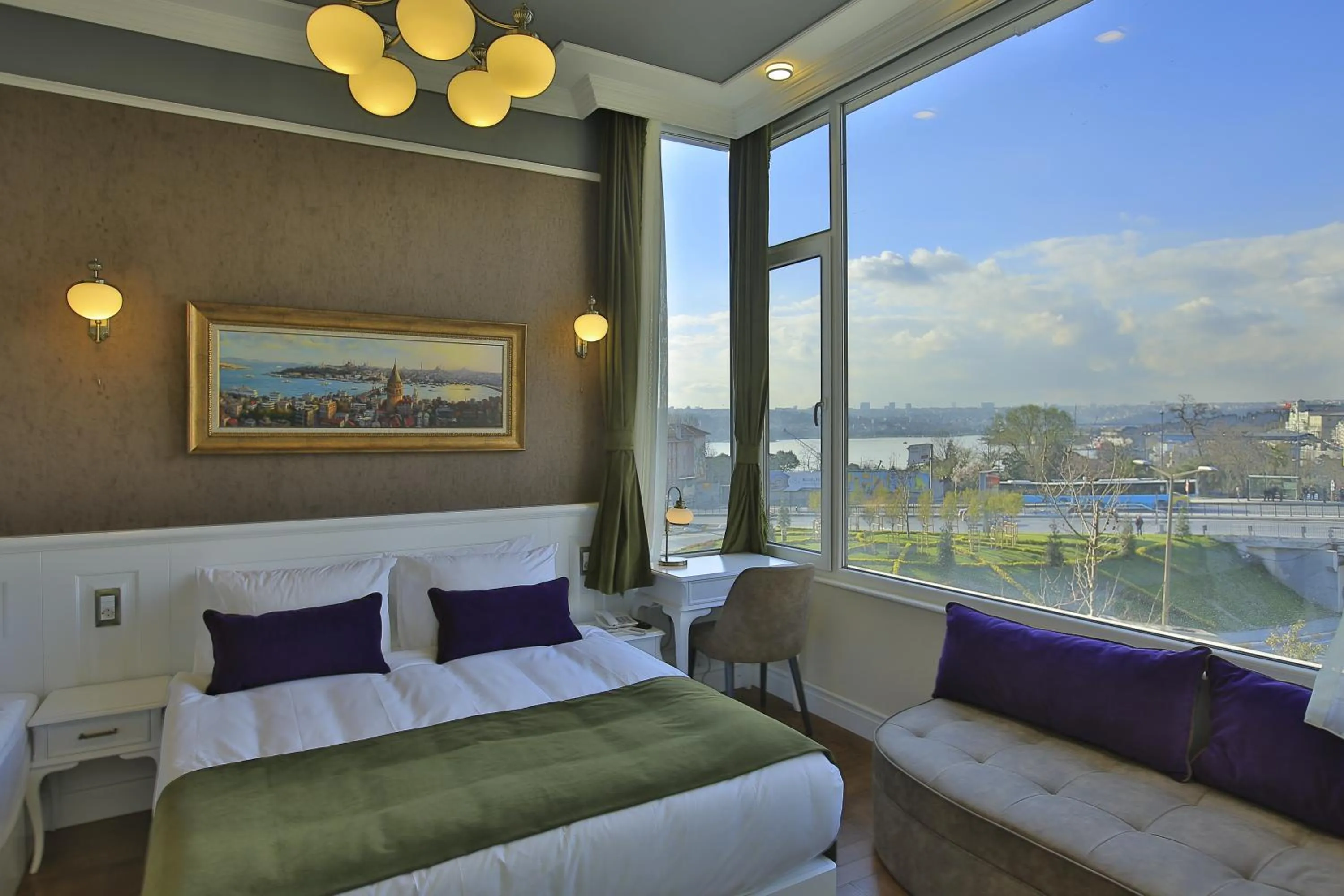 Sea view, Bed in Art Nouveau Pera