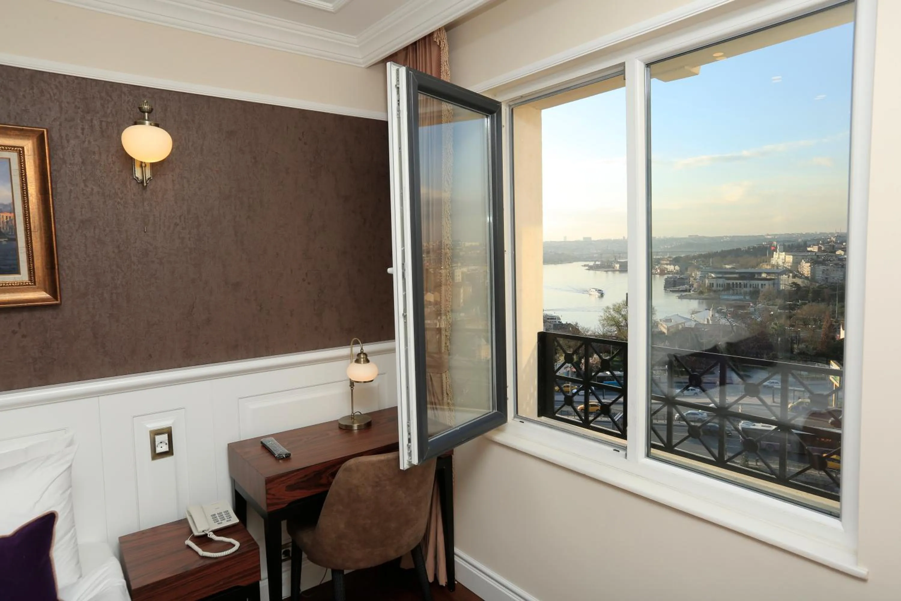 Bedroom in Art Nouveau Pera