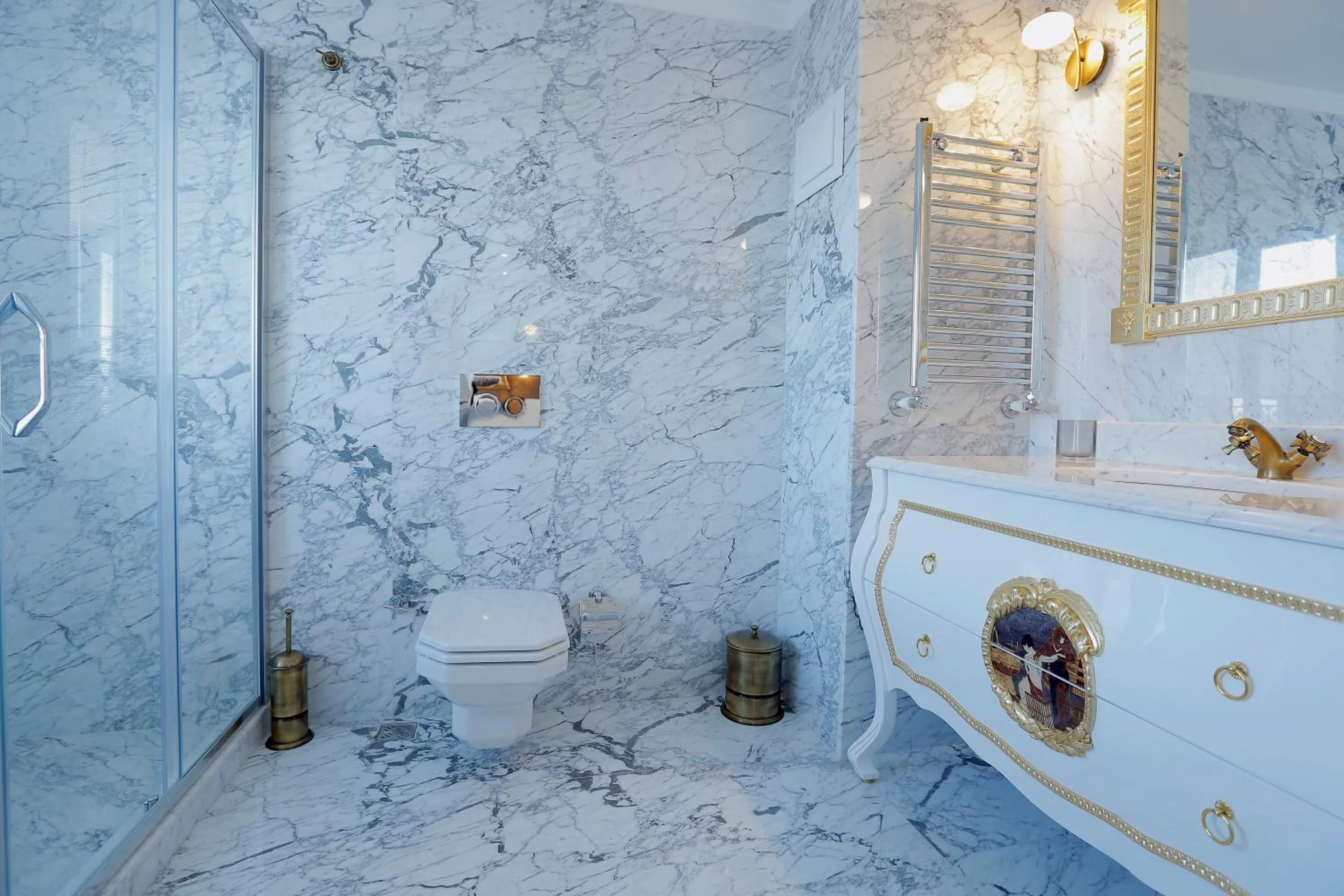 Bathroom in Art Nouveau Pera