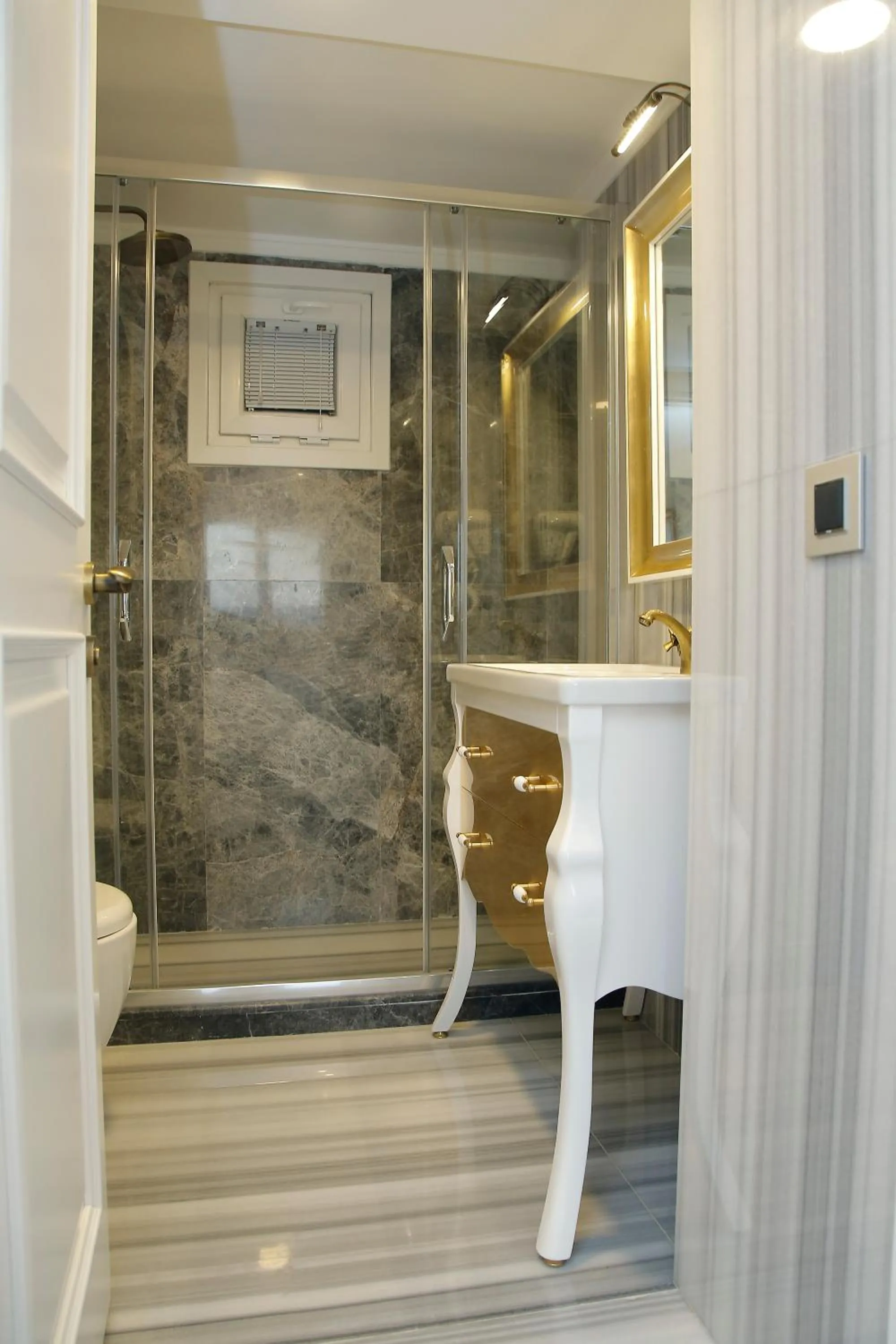 Bathroom in Art Nouveau Pera