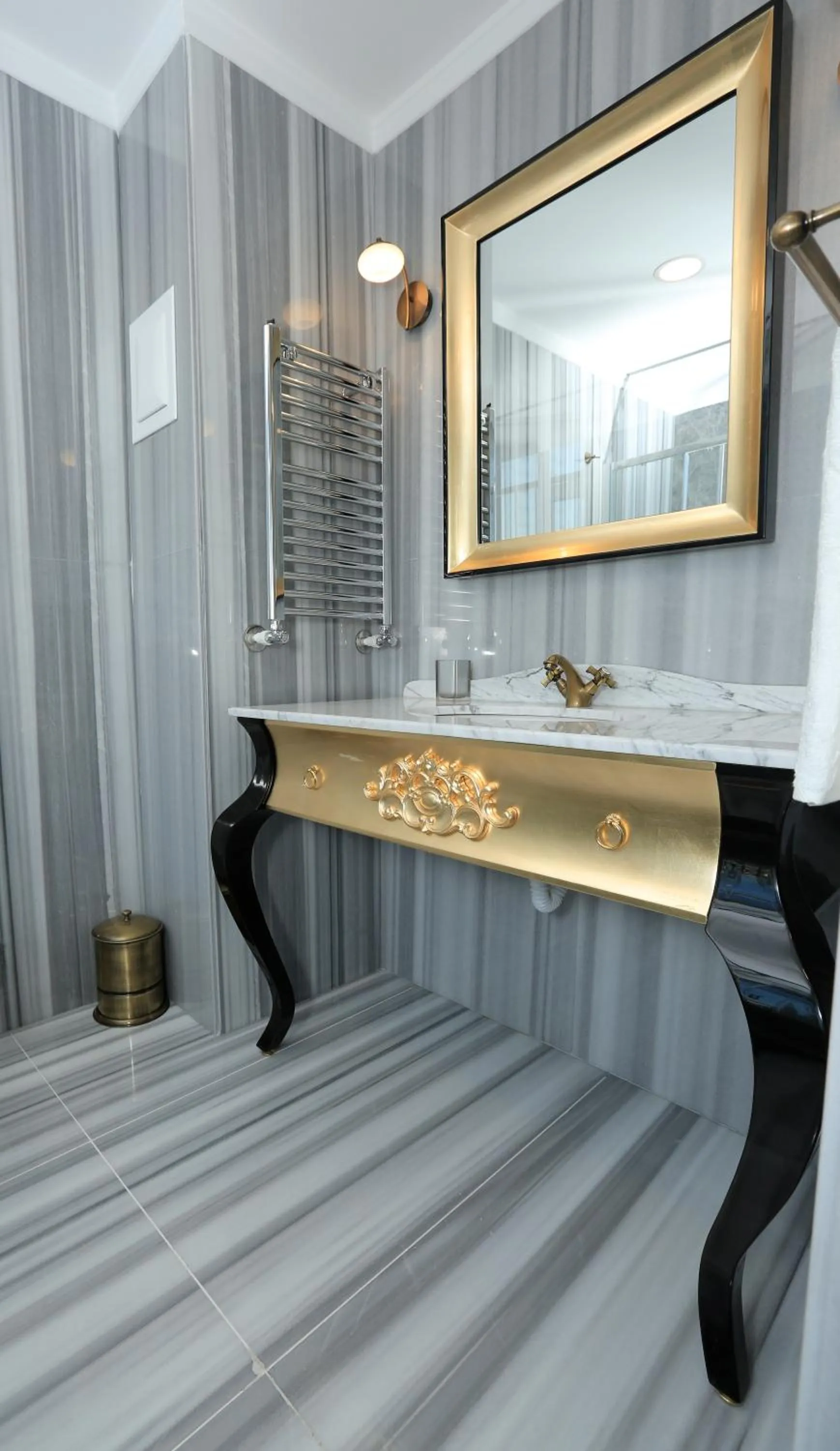 Bathroom in Art Nouveau Pera