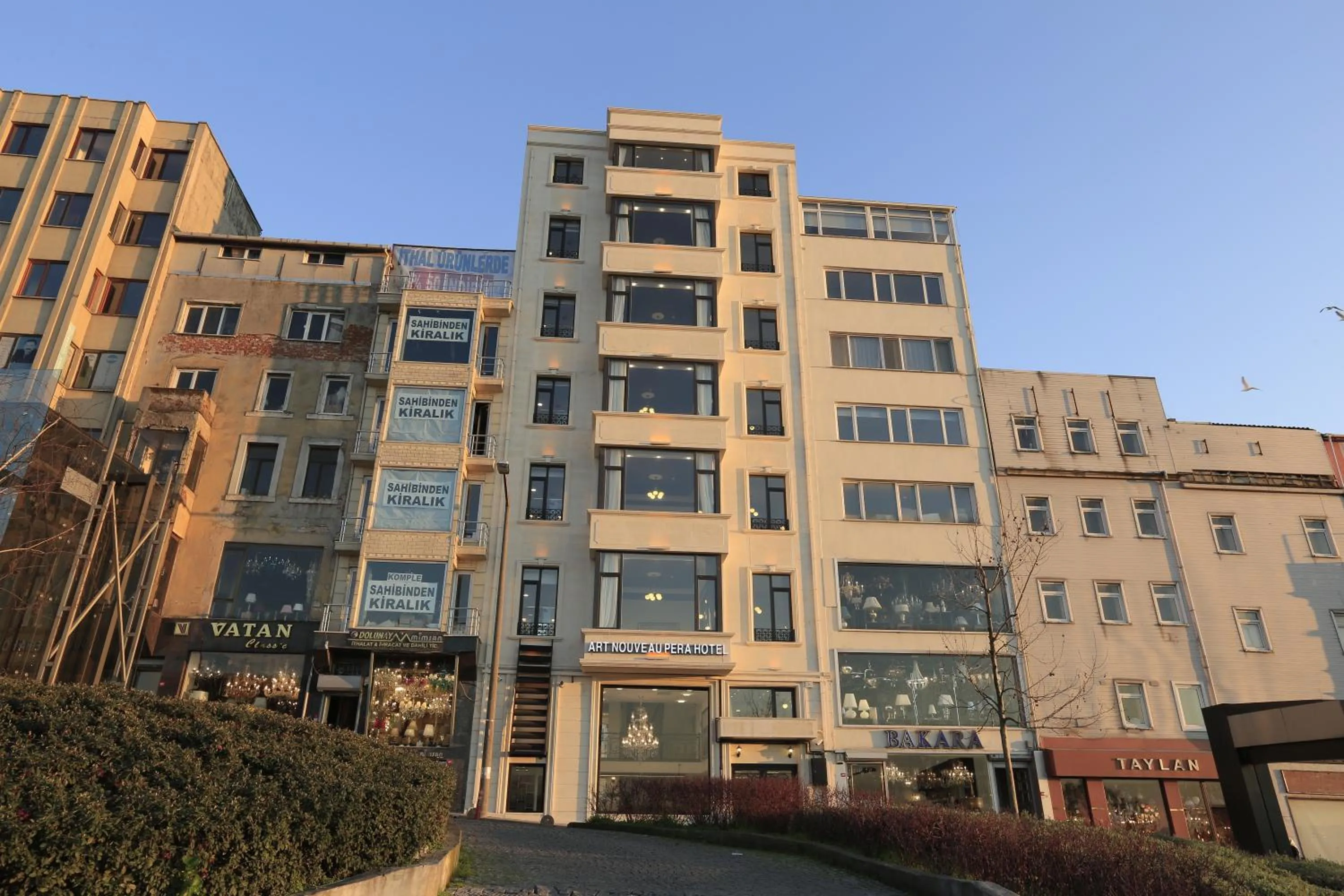 Facade/entrance in Art Nouveau Pera