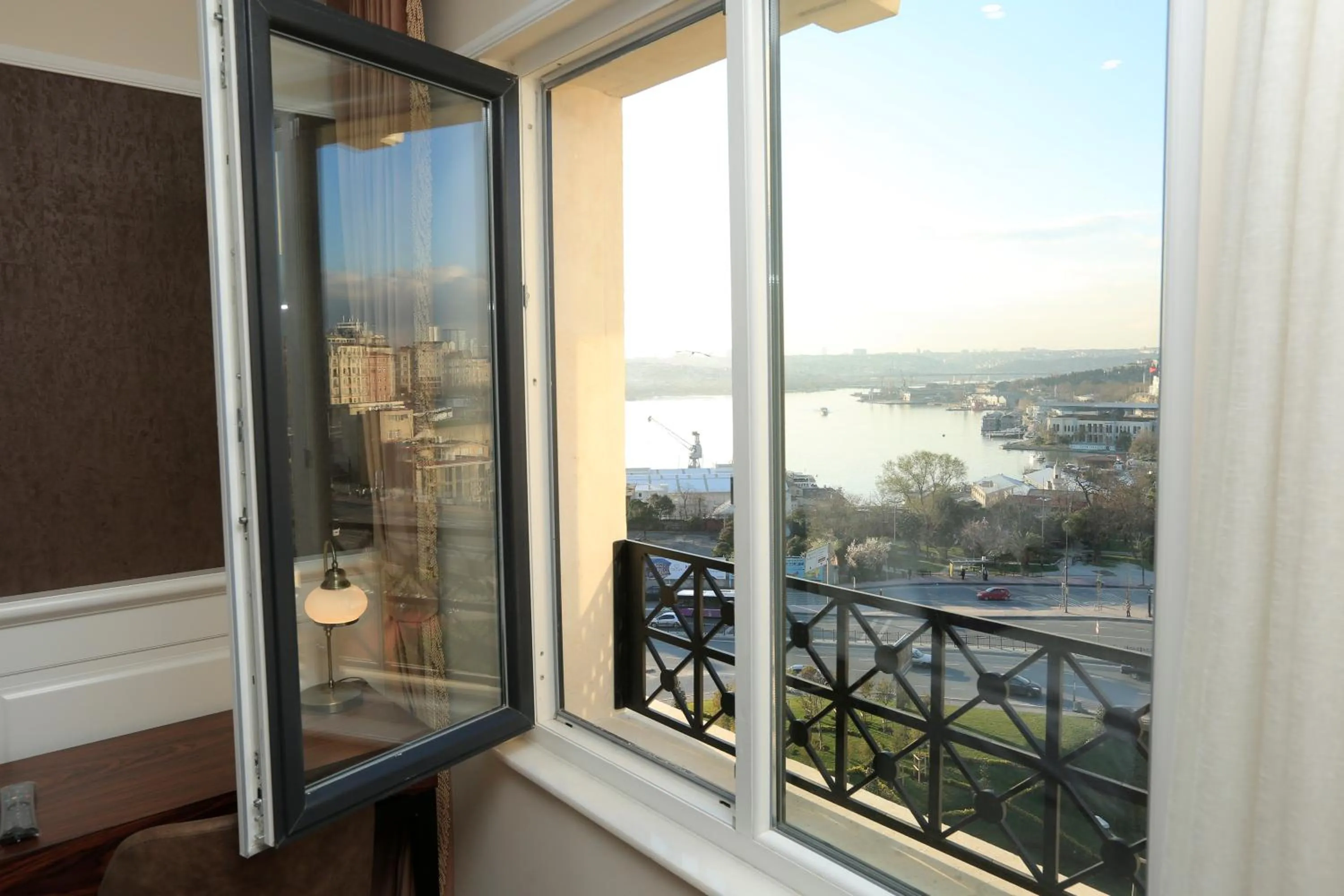 Sea view in Art Nouveau Pera