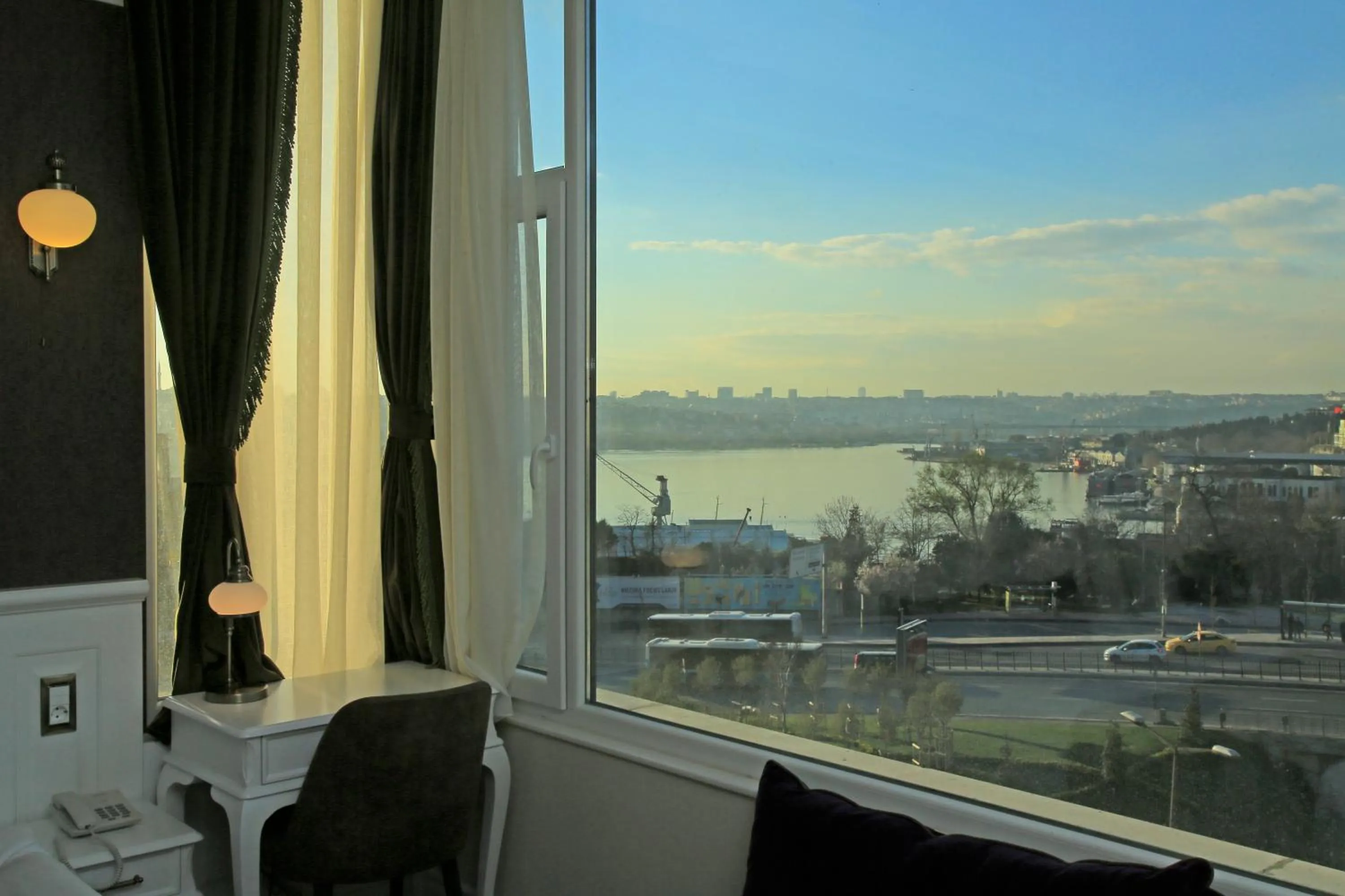 Sea view in Art Nouveau Pera