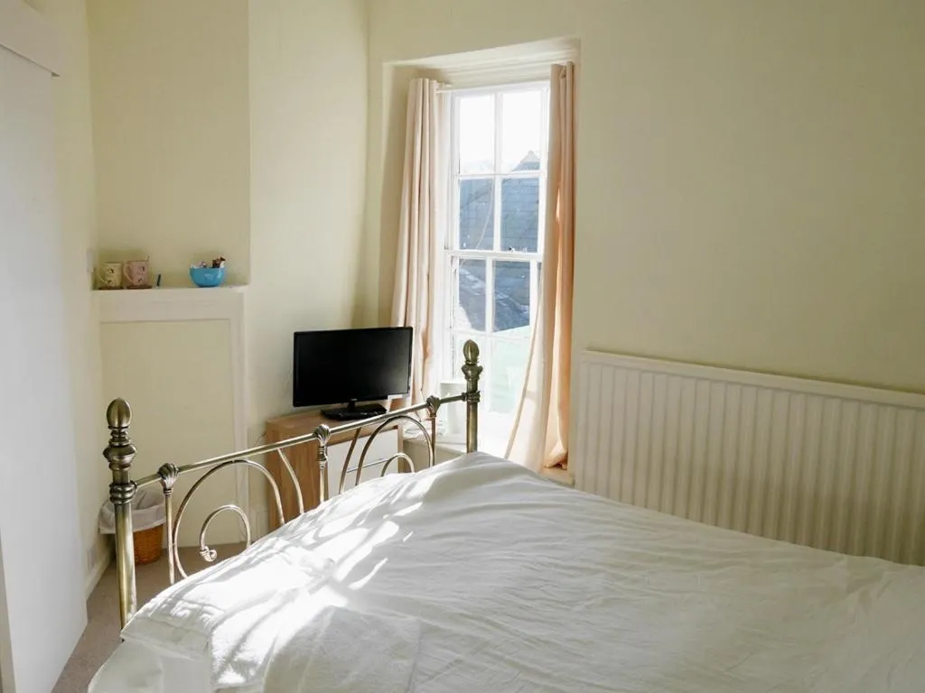 Bedroom, Bed in The Saracens Head Hotel