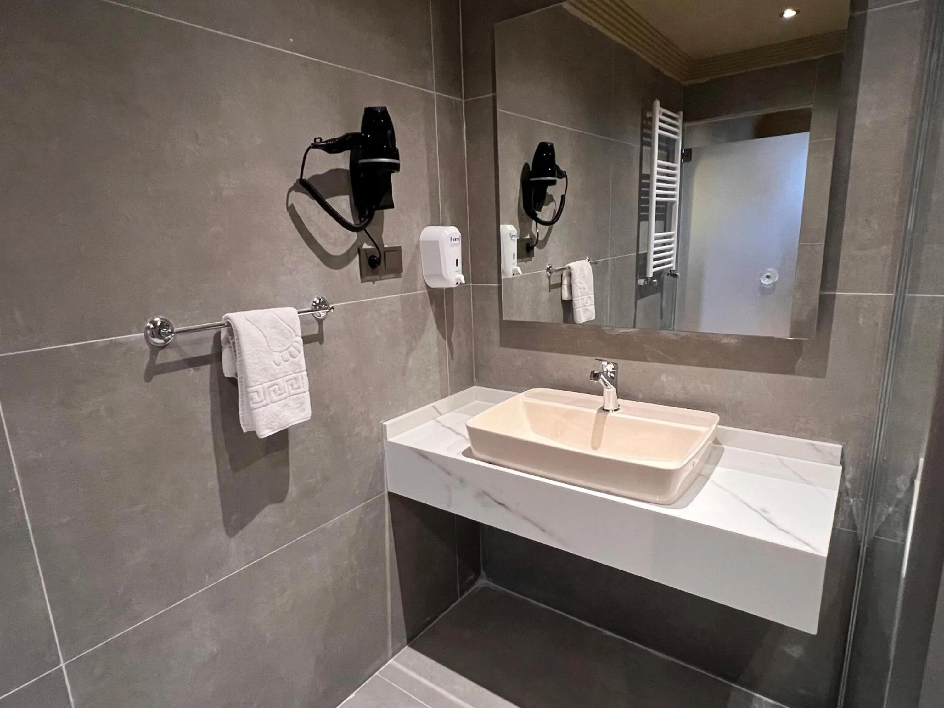 Shower in REAL KiNG RESiDANCE