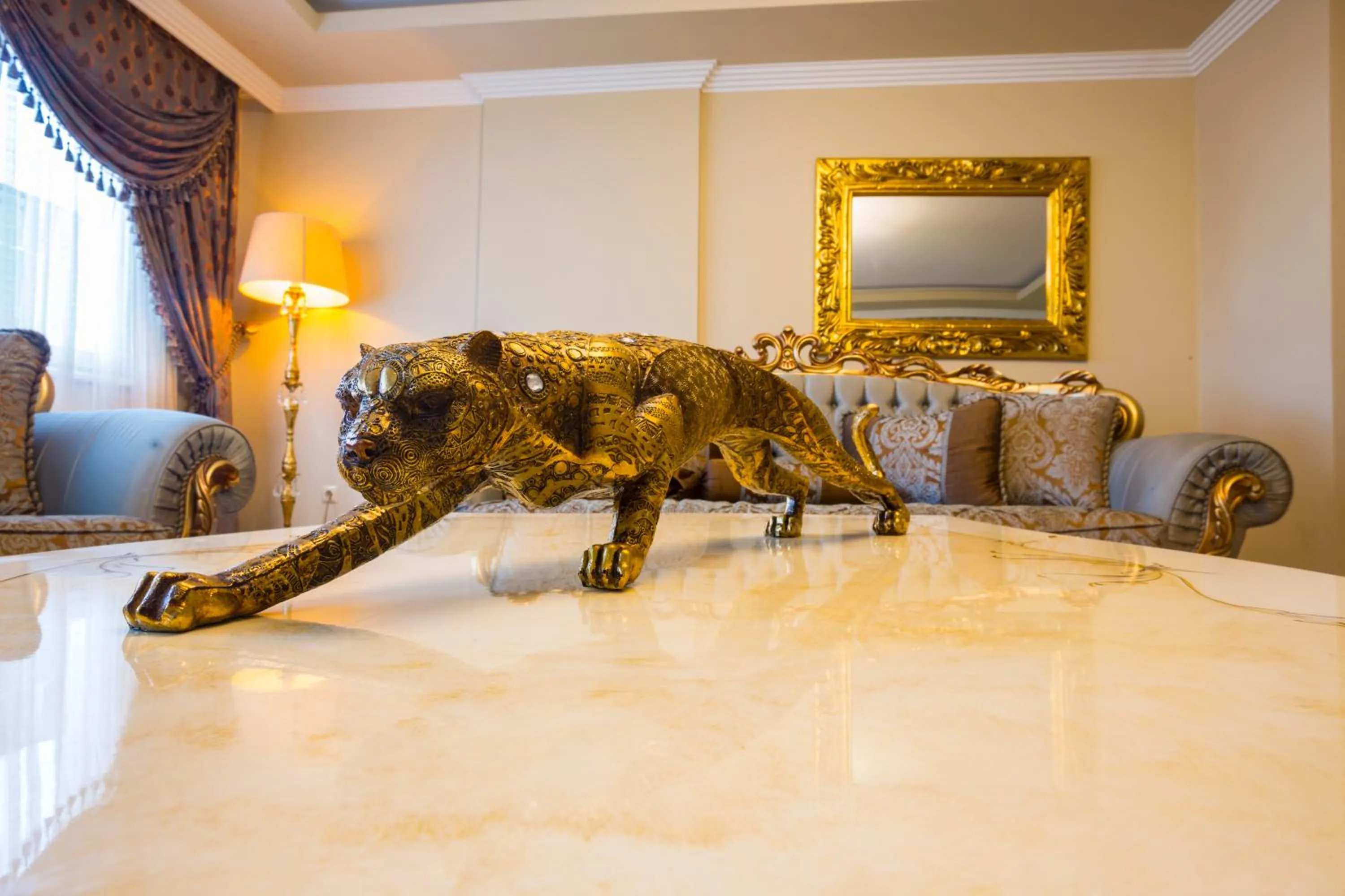 Living room, Bed in REAL KiNG RESiDANCE