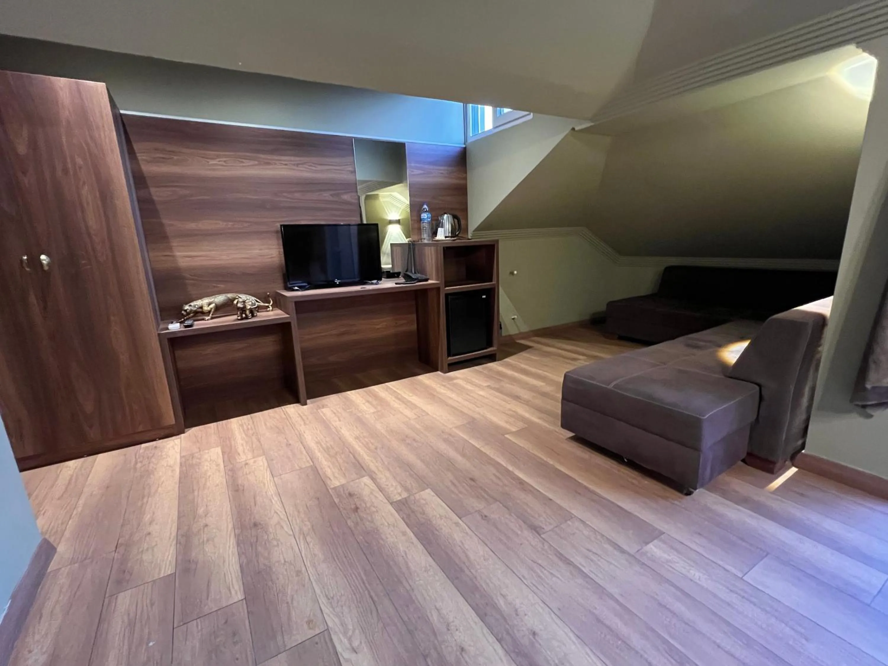 Communal lounge/ TV room, Bed in REAL KiNG RESiDANCE