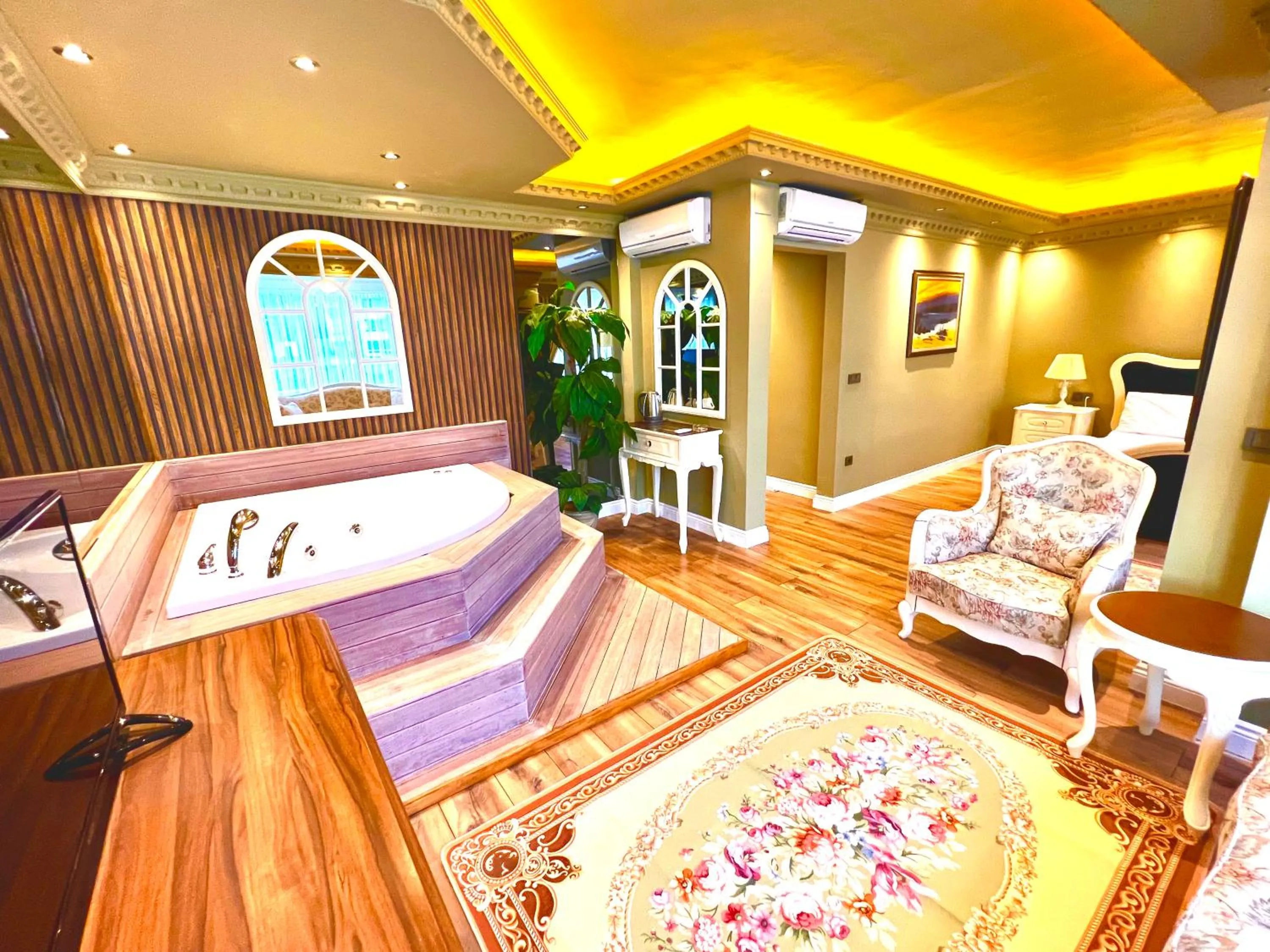 Hot Tub in REAL KiNG RESiDANCE