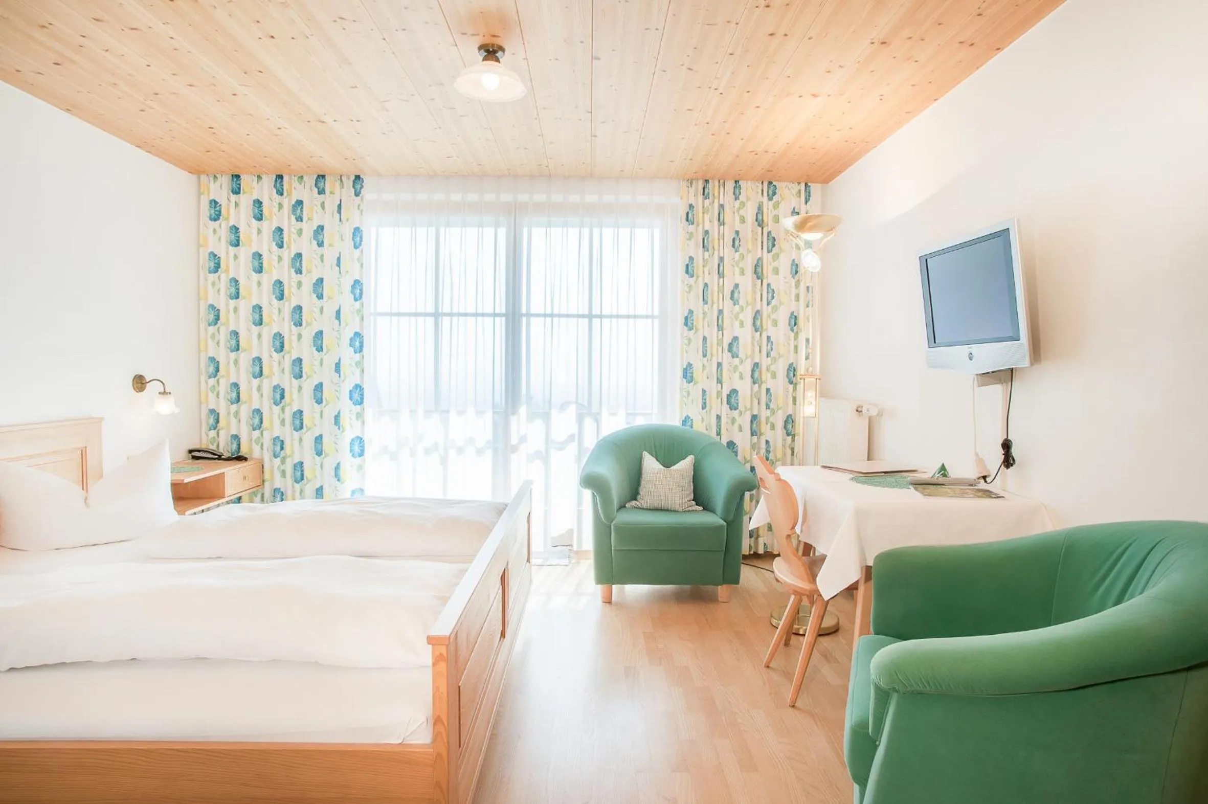 Balcony/Terrace, Bed in Hotel Dreiländerblick Dornbirn