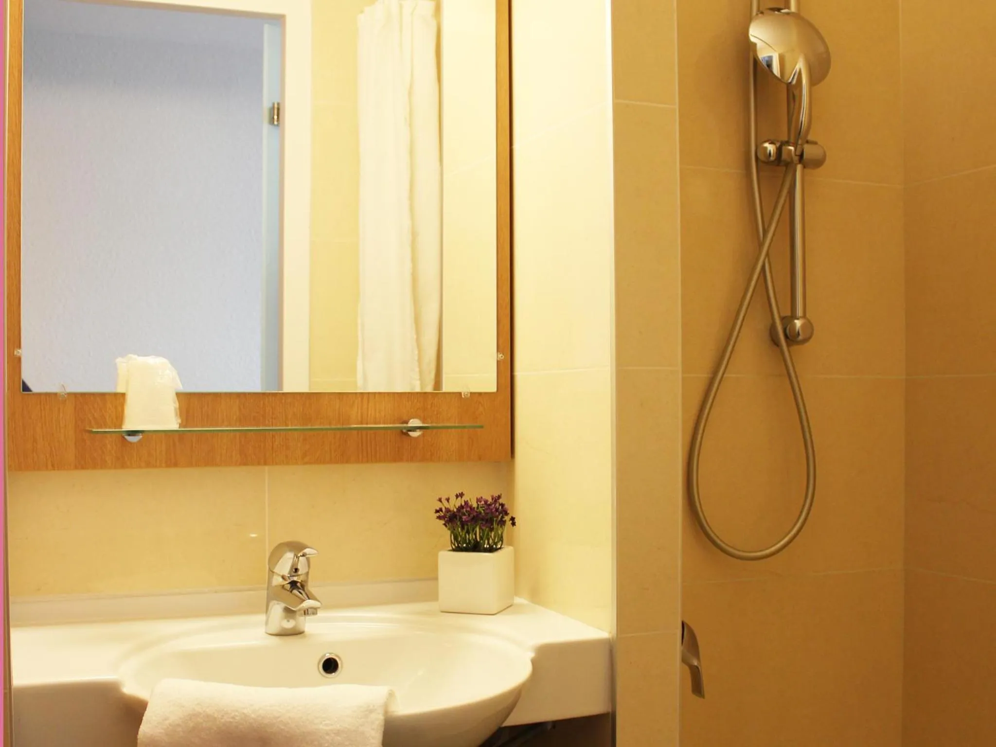 Bathroom in B&B HOTEL La Rochelle Centre