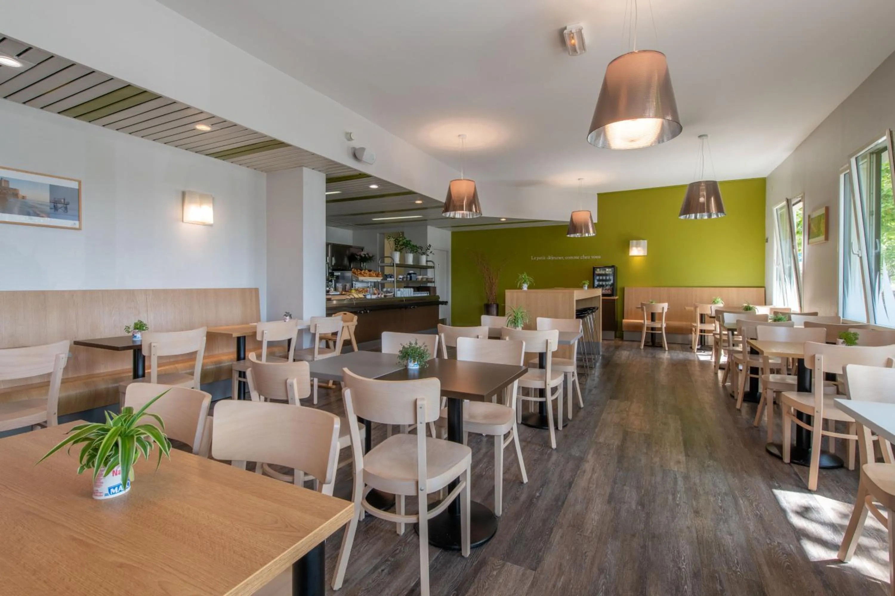 Restaurant/places to eat in B&B HOTEL La Rochelle Centre