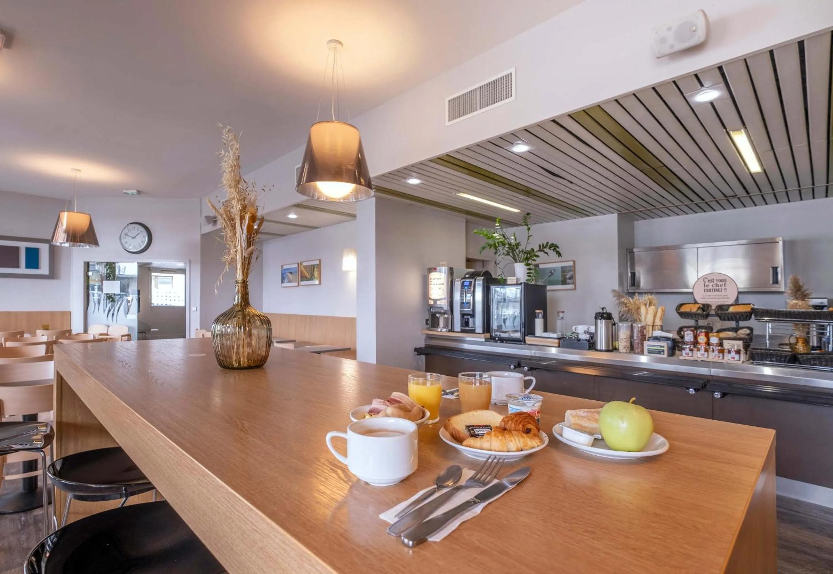 Breakfast in B&B HOTEL La Rochelle Centre