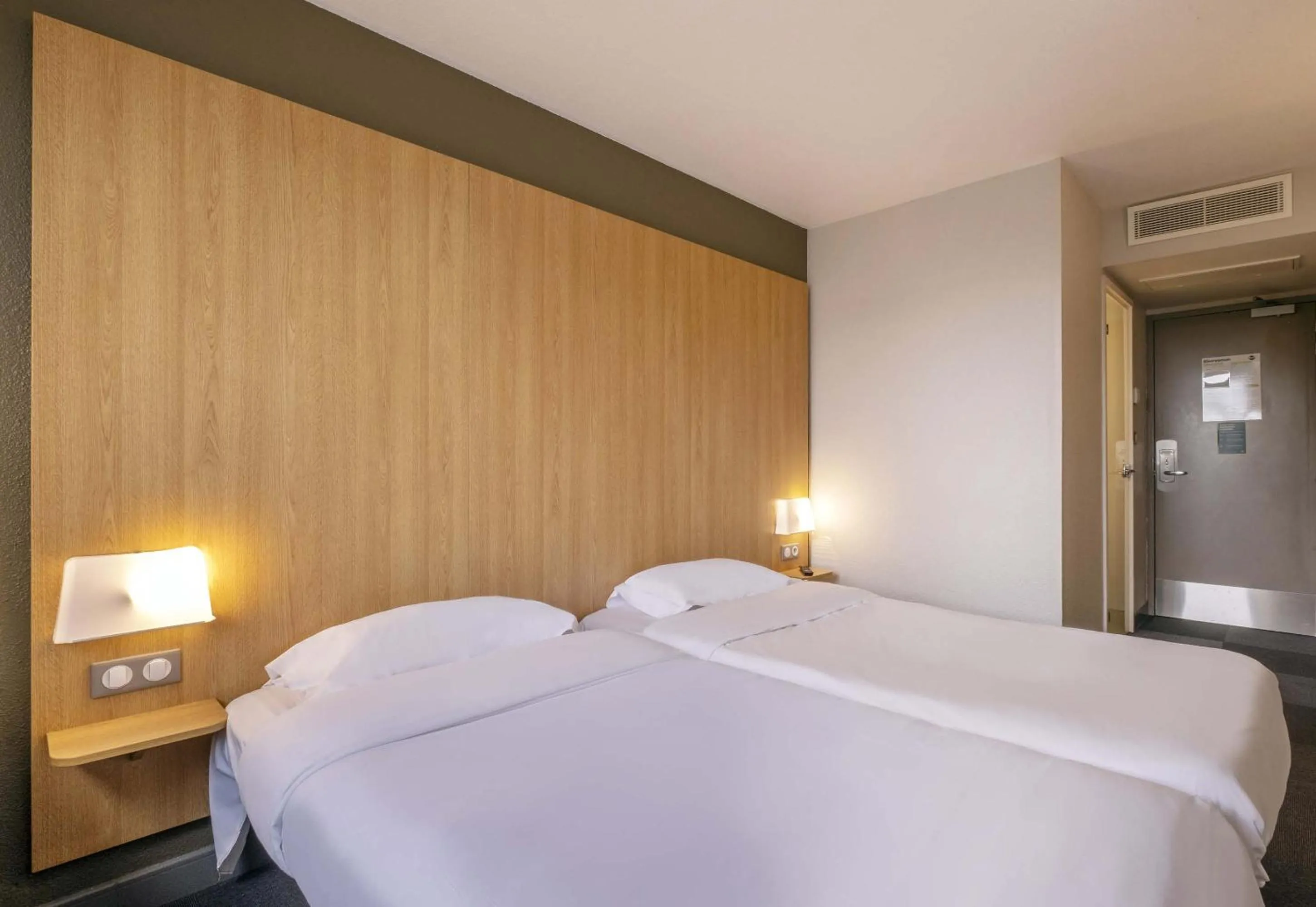 Bedroom, Bed in B&B HOTEL La Rochelle Centre