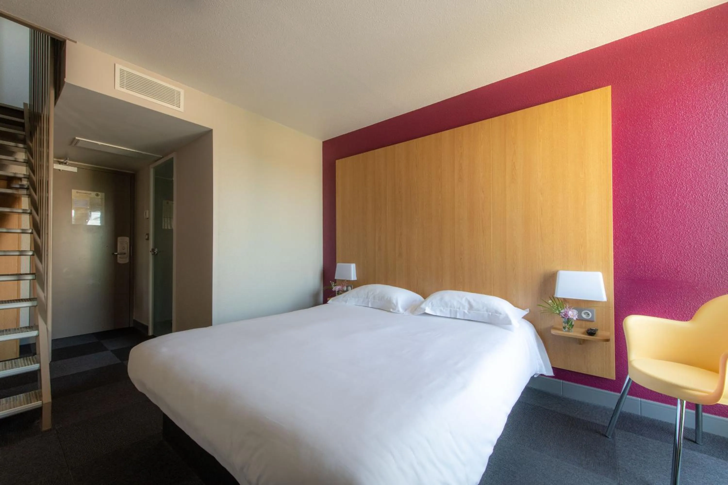 Property building, Bed in B&B HOTEL La Rochelle Centre